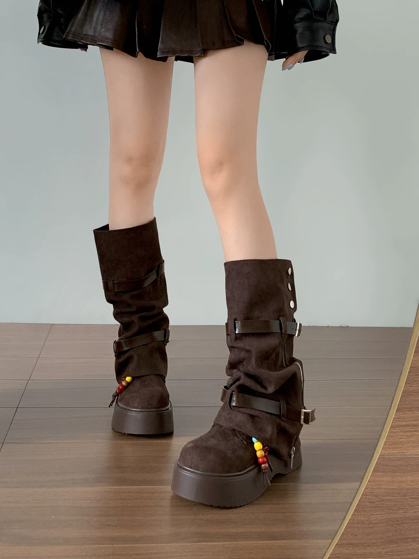 Giày bốt đế dày tăng chiều cao kiểu retro màu nâu Melard dành cho nữ, kiểu dáng thu đông 2025 mới, có thể phối với váy hoặc như bốt cao đến giữa bắp chân với quần.