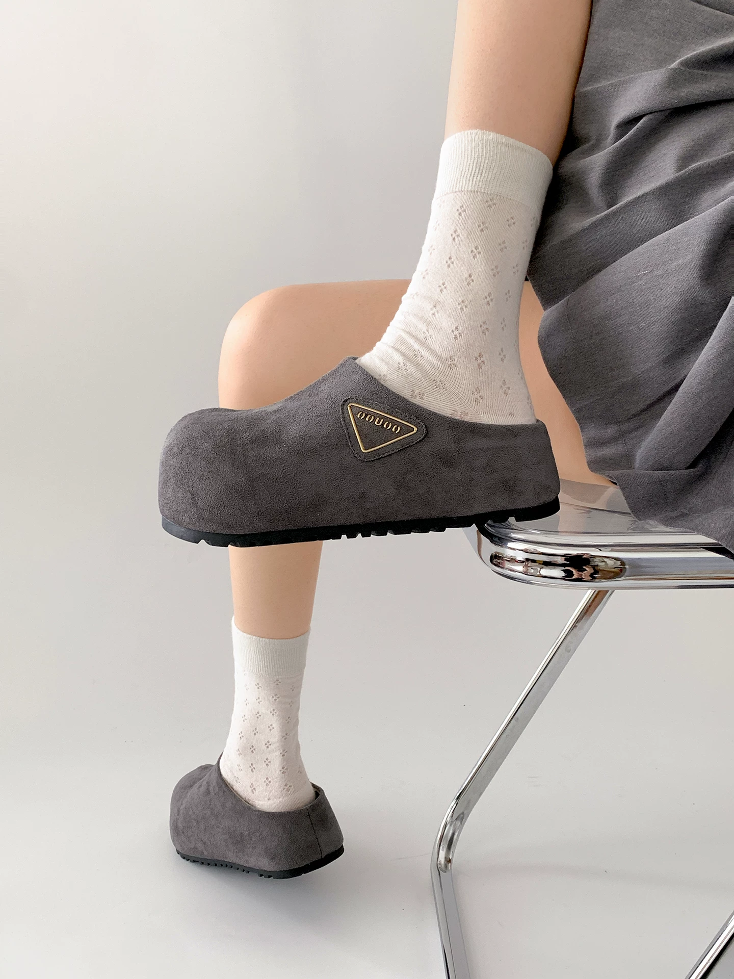 Dép nữ đế dày chống trơn kiểu retro phổ biến, đi ngoài trời mùa thu, giày Birkenstock đế mềm đa năng kiểu nửa dép mới năm 2025