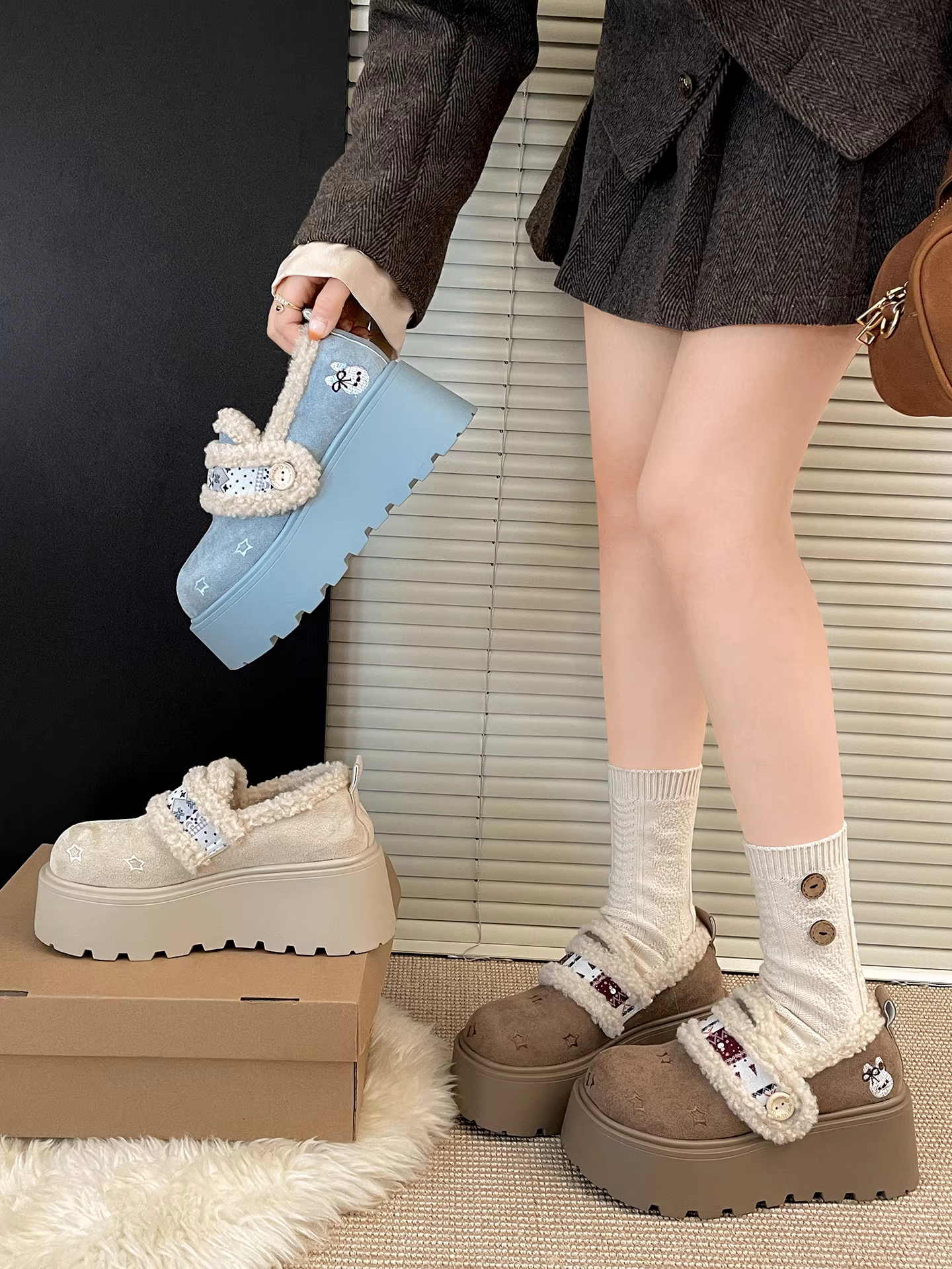 Giày bông giữ ấm đế dày lót lông cừu trắng dành cho nữ, kiểu mới mùa đông 2025, giày Birkenstock lông thú tăng chiều cao đi ngoài trời.