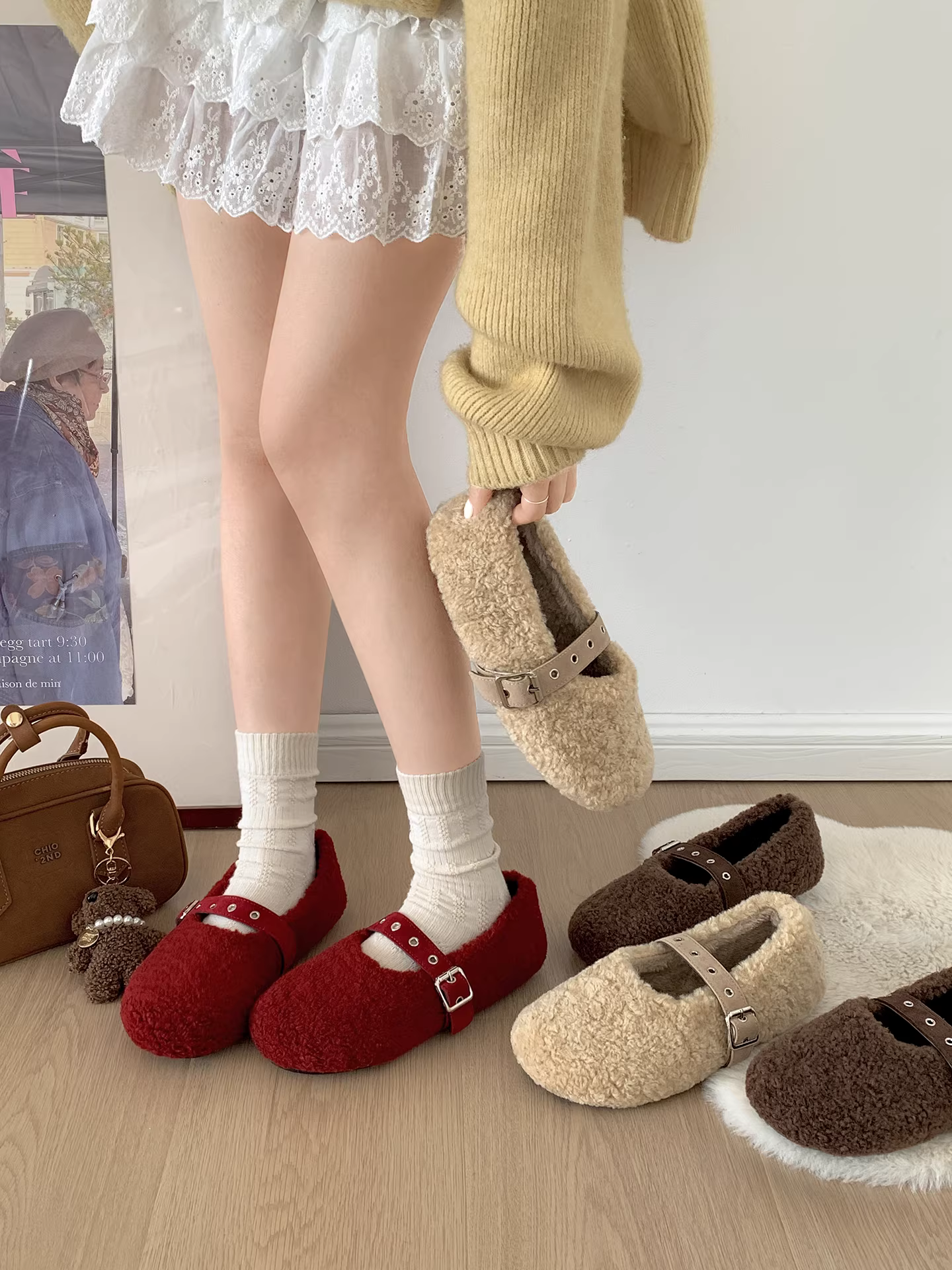 Giày lông dày đế dày kiểu retro màu đỏ dành cho nữ, kiểu mới 2025, giữ ấm mùa đông, đi ngoài trời, lót bông dày