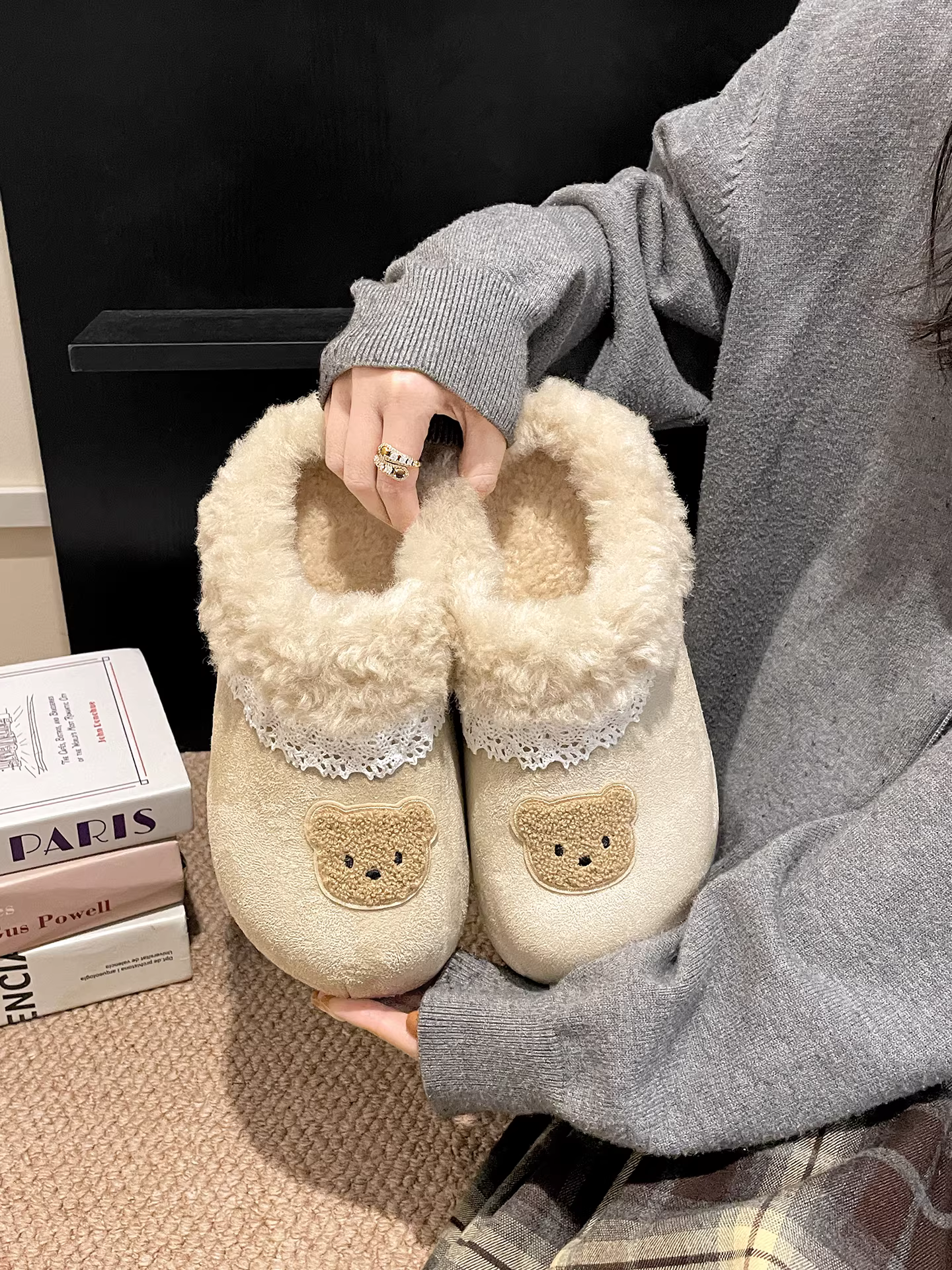 Đôi dép lông cừu ấm áp, mềm mại dành cho nữ, thích hợp đi ngoài trời mùa đông, kiểu dáng mới năm 2025, tăng chiều cao, chống trơn trượt, kiểu dáng cổ điển Birkenstock bằng cotton.