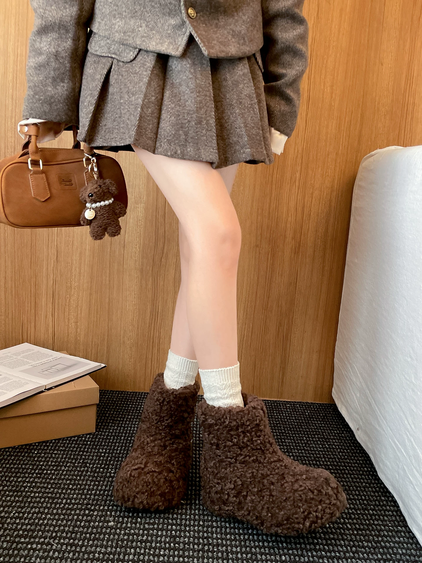 Giày bốt đi tuyết đế dày lót lông cừu màu trắng dành cho nữ, kiểu dáng mùa đông mới 2025, tăng chiều cao, ấm áp, đi ngoài trời, giày cotton lông thú.