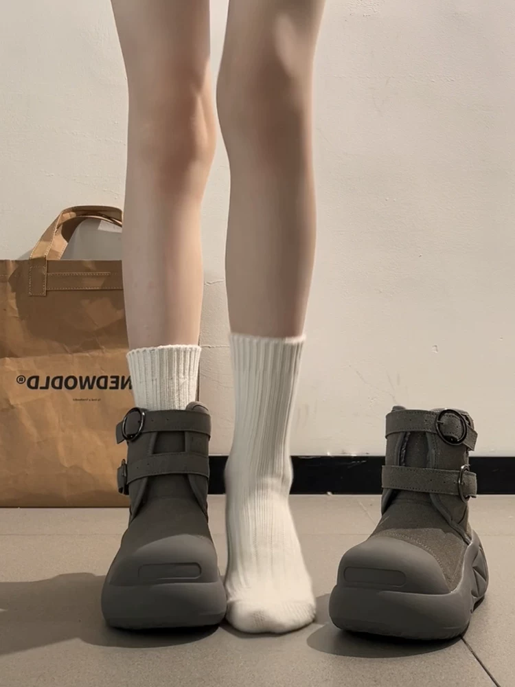 Giày bốt đi tuyết đế dày, lót lông cừu, dày dặn dành cho nữ, giày cotton chống trượt ngoài trời mùa đông mới năm 2025.