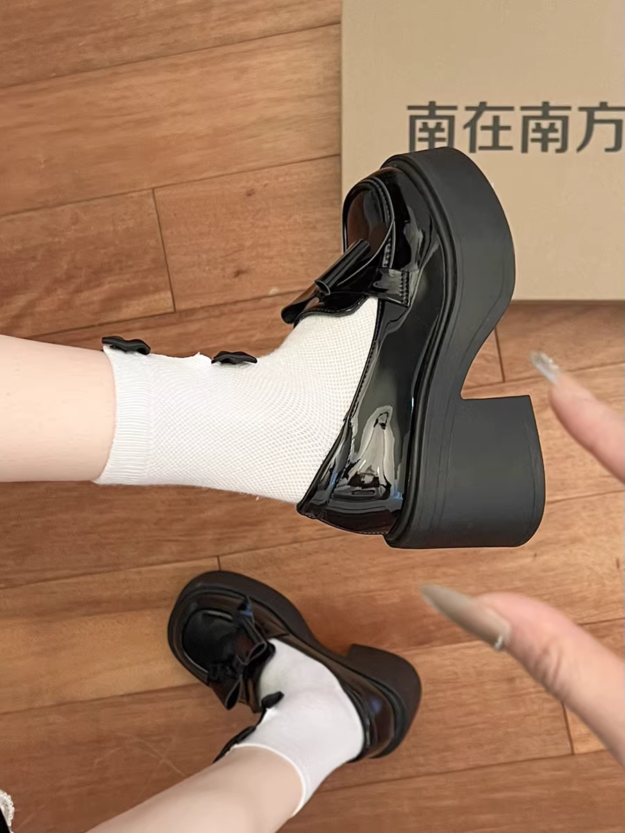 Giày da nữ đế dày kiểu Pháp cổ điển màu trắng, kiểu dáng mùa thu mới 2025, phối chân váy, miệng giày nông, kiểu Mary Jane