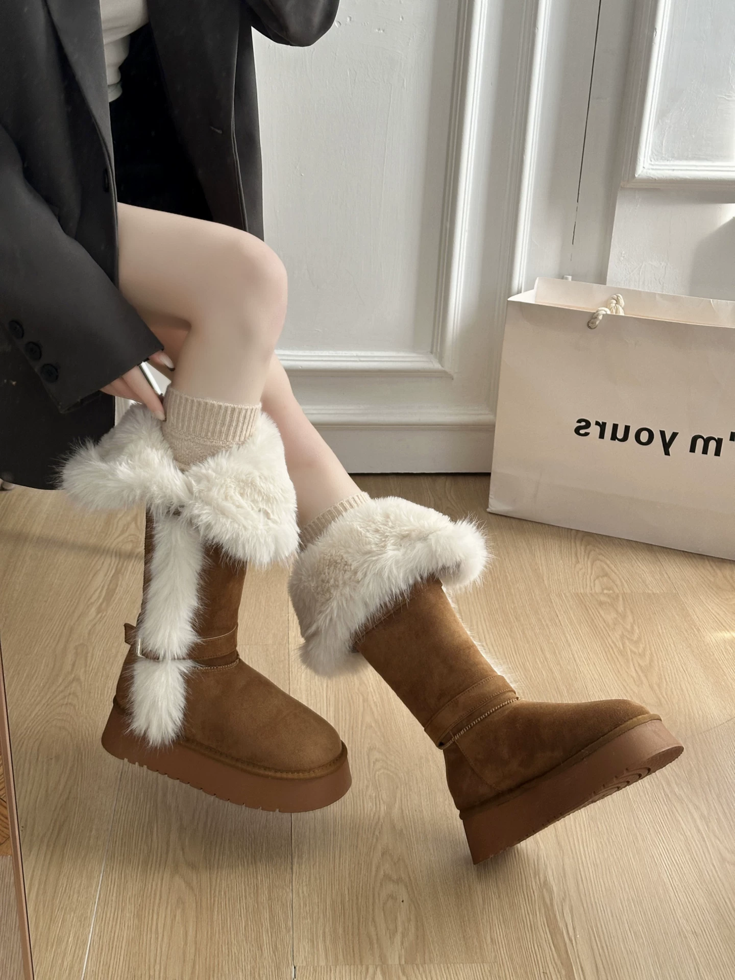 Giày bốt nữ mùa đông 2025 đế dày, lót lông mềm mại, tăng chiều cao, giữ ấm, chống trơn trượt, chất liệu cotton lông xù.