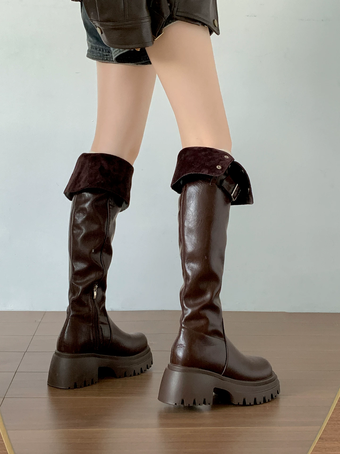 Giày bốt đế dày lót lông cừu cao quá đầu gối màu trắng dành cho nữ, kiểu dáng mới mùa thu đông 2025, tăng chiều cao, tôn dáng, kiểu dáng đi cưỡi ngựa