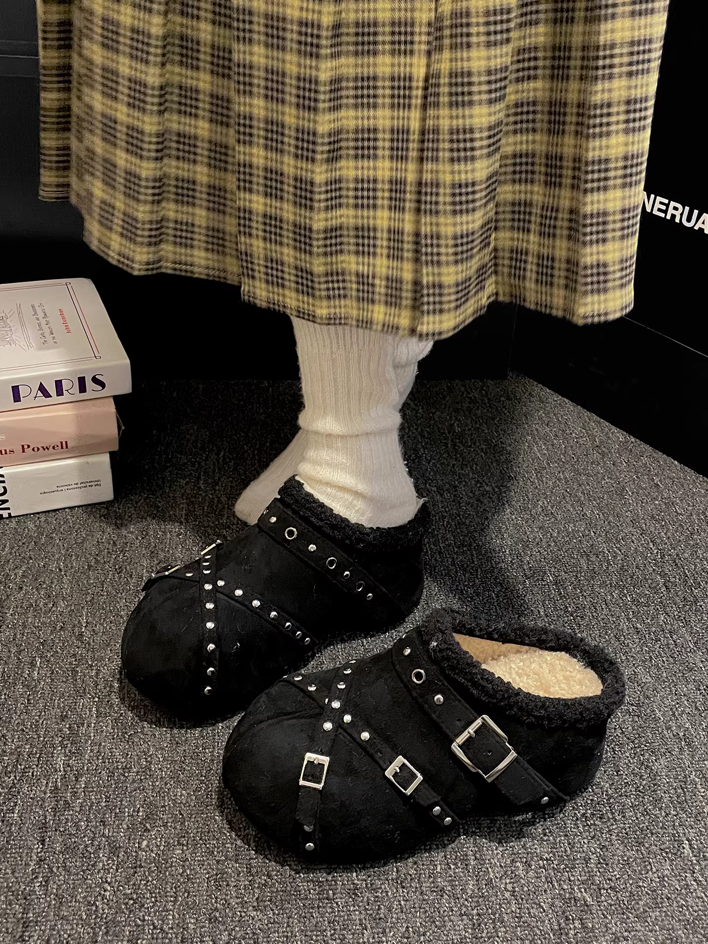 Giày Birkenstock đế dày lót lông cừu trắng ấm áp dành cho nữ, dép bông lông chống trượt mùa đông 2025 mới.