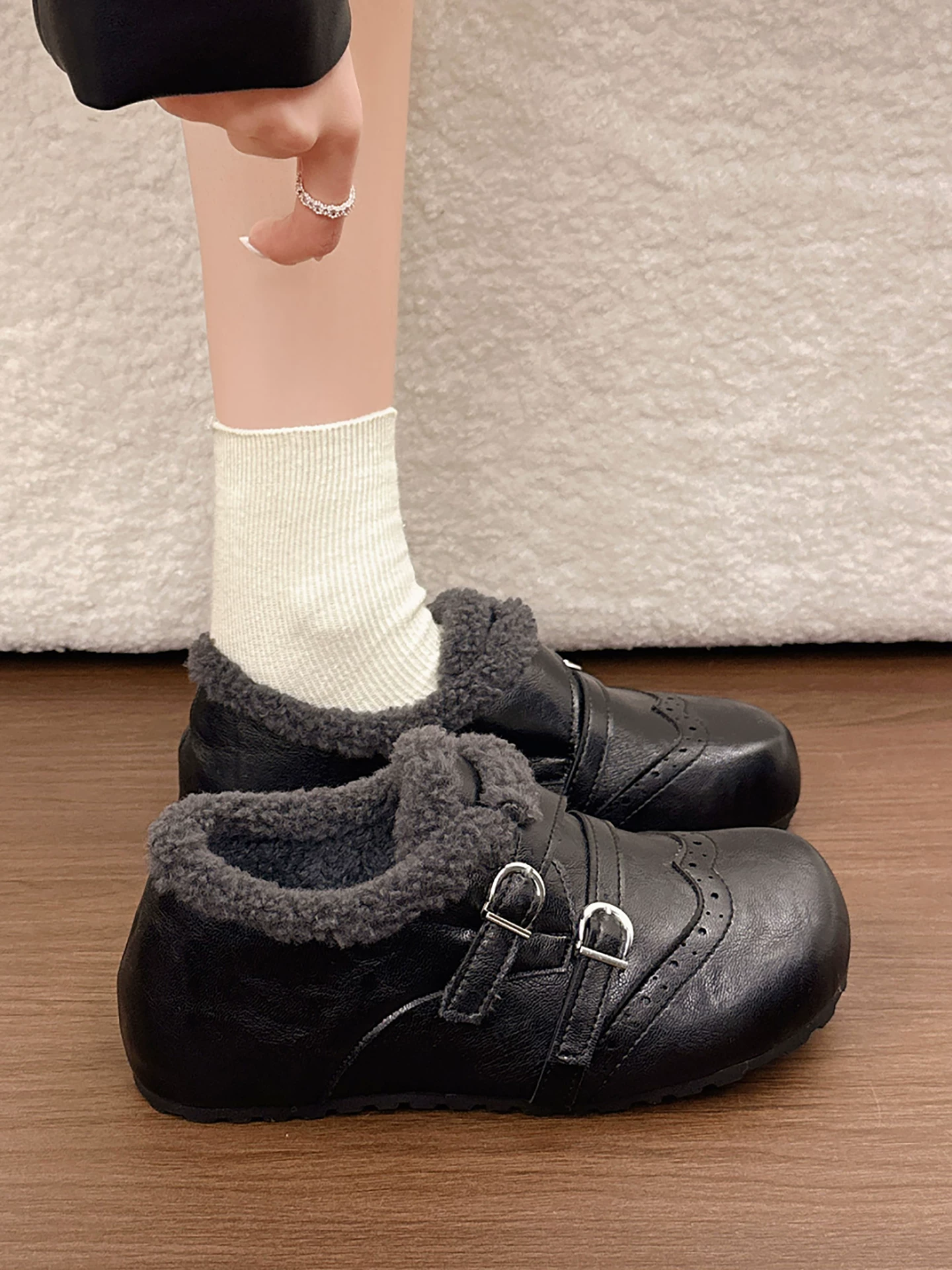 Giày bông đi tuyết đế dày, lót lông cừu, chống trơn trượt dành cho nữ, kiểu dáng mùa đông mới 2025, tăng chiều cao, ấm áp, kiểu retro Birkenstock.