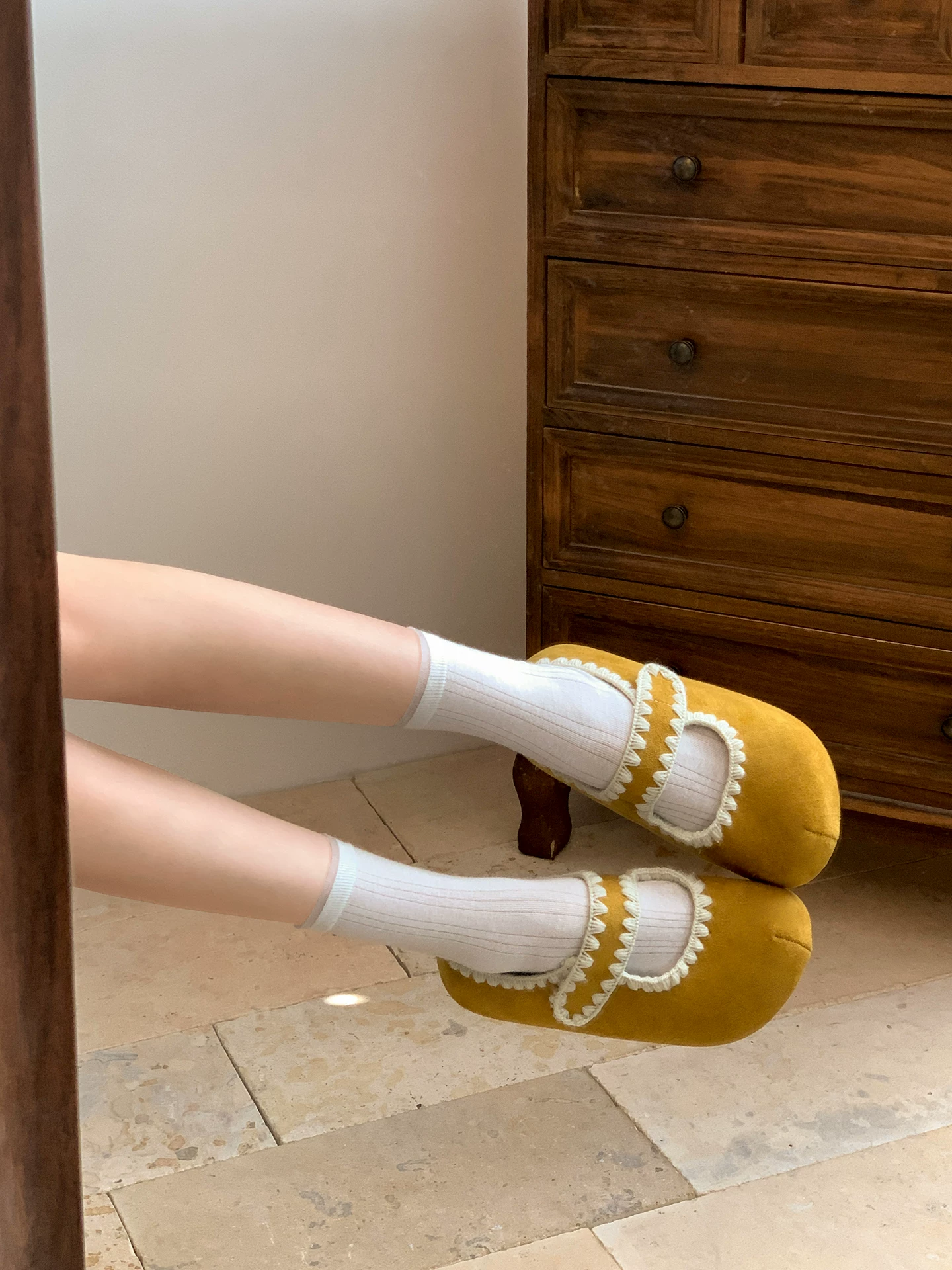 Dép nữ đế dày chống trơn màu đen phổ biến, đi ngoài trời mùa hè, kiểu mới 2025, giày Birkenstock nửa đế nâng chiều cao kiểu retro.