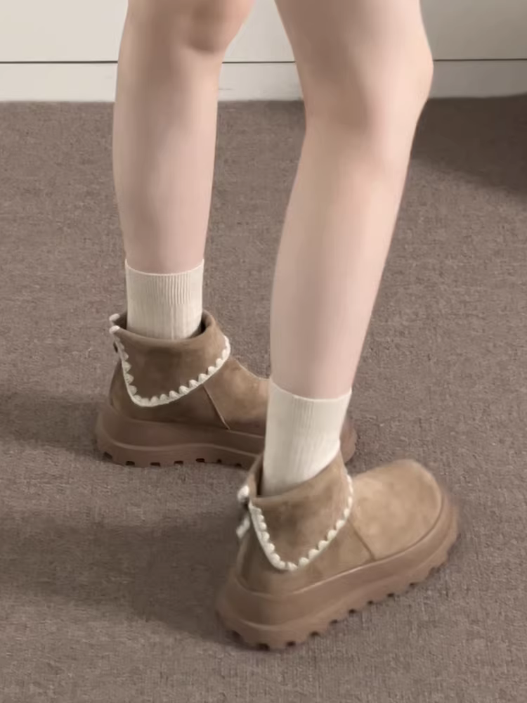 Phía Nam ở miền Nam: Giày bốt Martin đế dày kiểu Anh màu nâu dành cho nữ, mẫu mới thu đông 2025, phối cùng váy để trông thon gọn hơn, kiểu giày bốt ngắn phong cách Birkenstock.