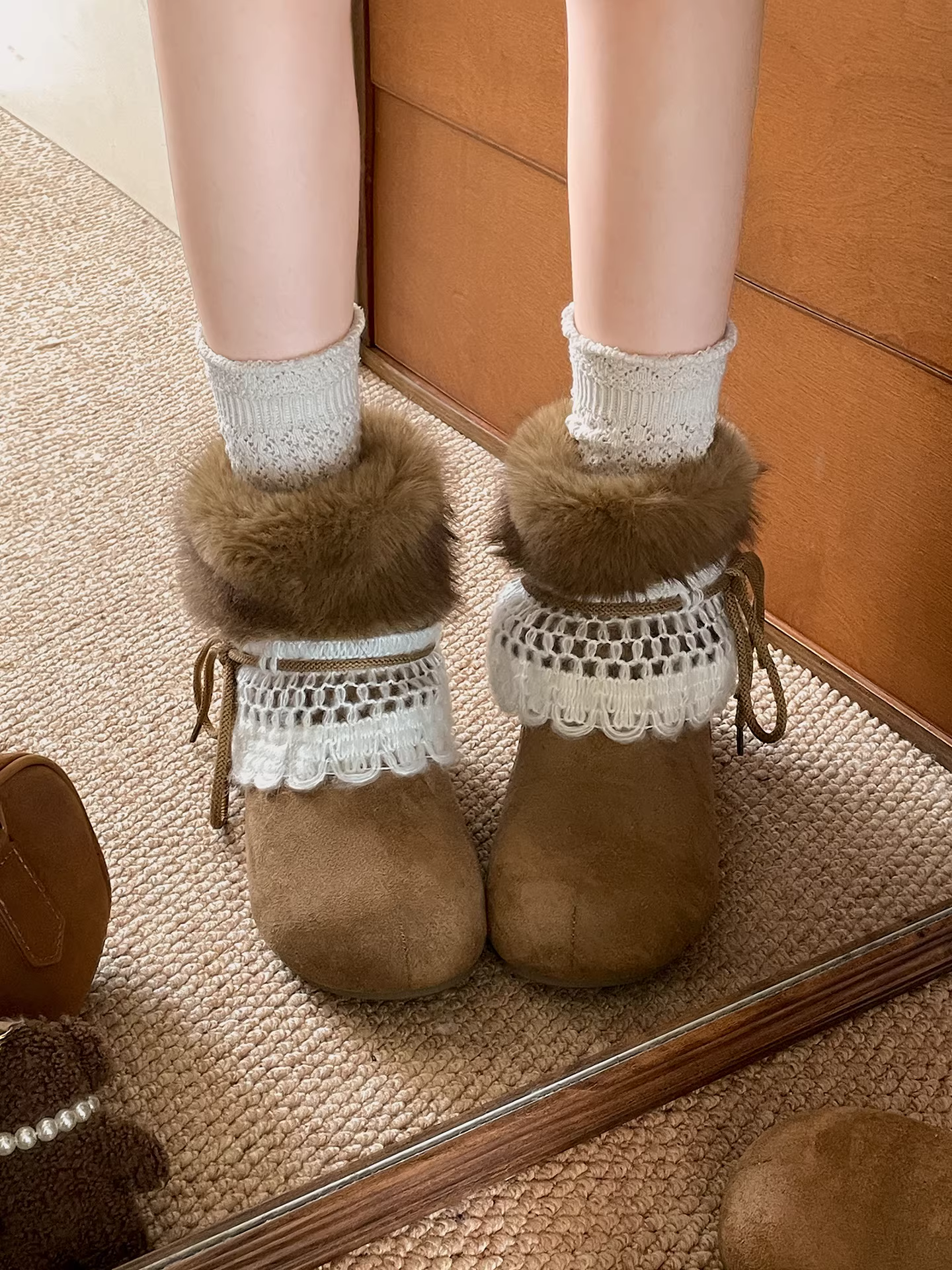 Giày bốt tuyết lông dày đế cao cổ điển màu trắng dành cho nữ, giày cotton kiểu Birkenstock giữ ấm mùa đông mới năm 2025.