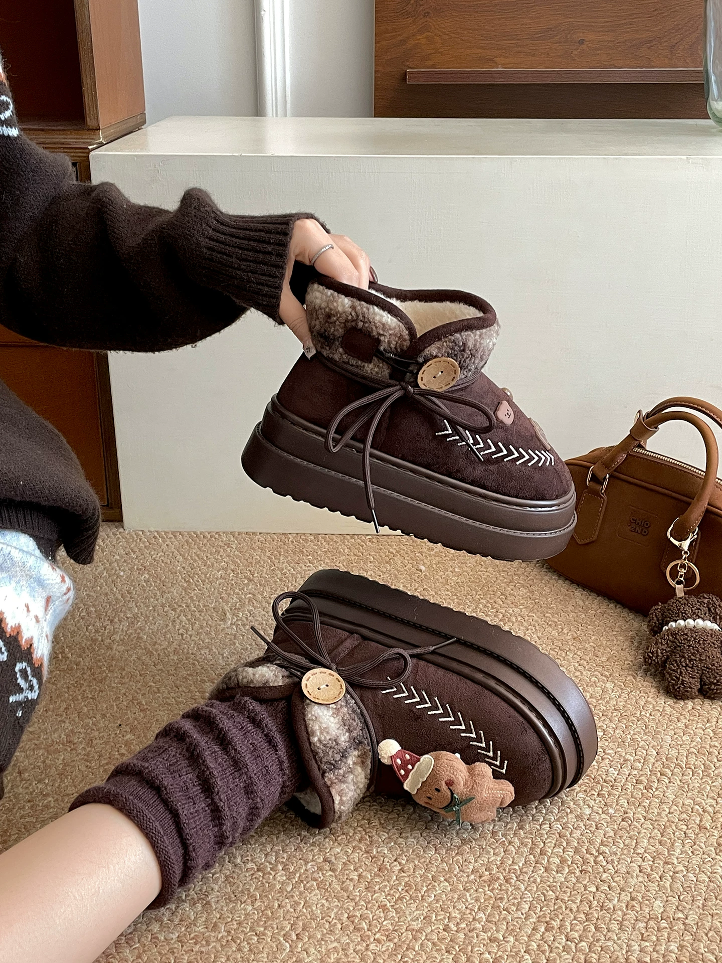 Giày bốt tuyết đế dày lót lông cừu hoạt hình dễ thương dành cho nữ, giày cotton dày kiểu Birkenstock giữ ấm mùa đông mới năm 2025.