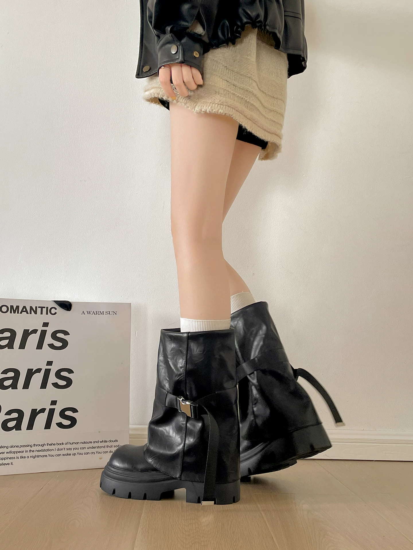 Giày bốt cao gót đế dày kiểu Anh cổ điển màu nâu dành cho nữ, kiểu dáng thu đông 2025 mới, phối cùng chân váy, tăng chiều cao và giúp thon gọn mắt cá chân.