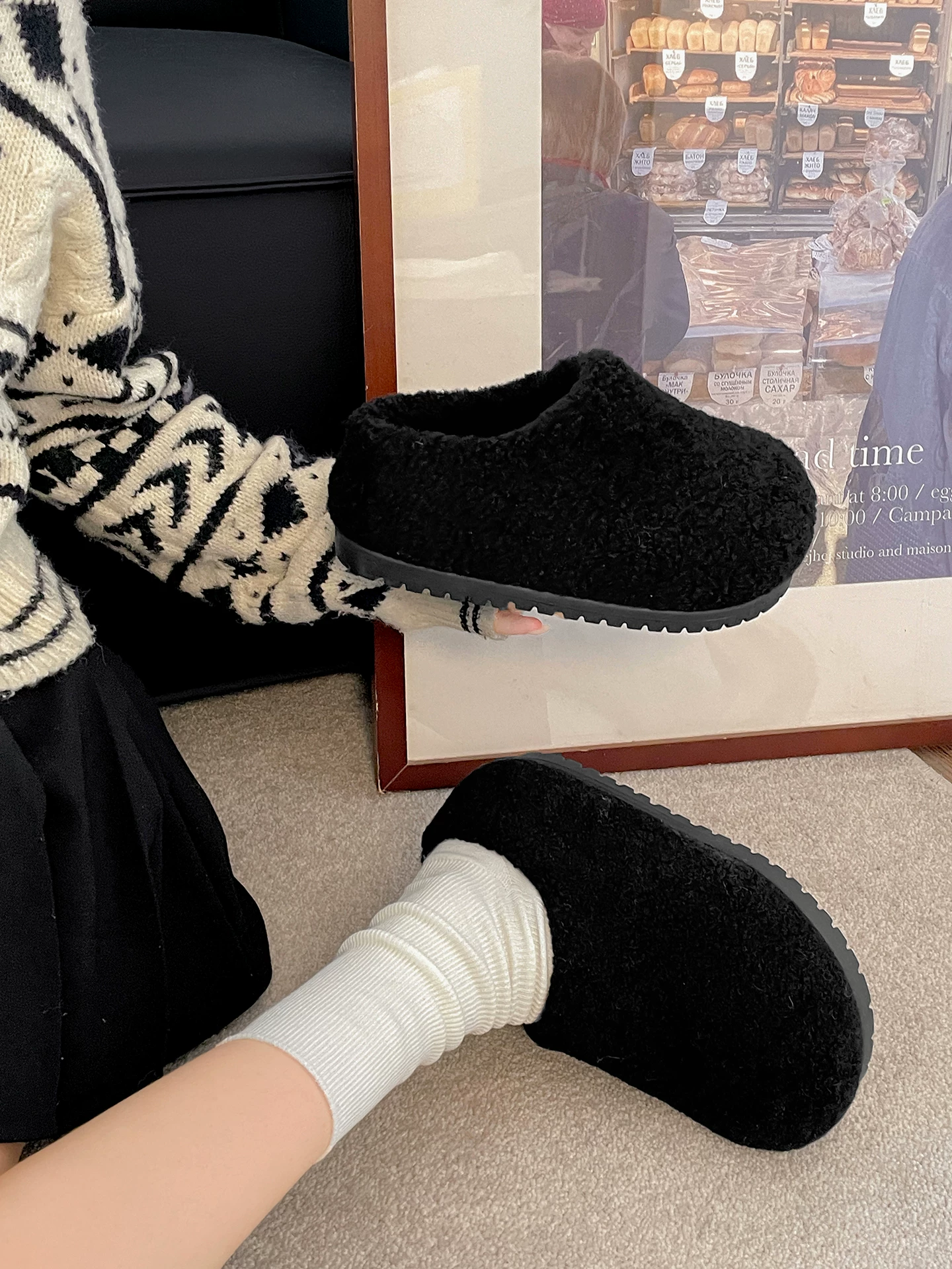 Giày Birkenstock đế dày chống trượt màu đen dành cho nữ, thích hợp để mang ngoài trời, dép bông lông tăng chiều cao đa năng mùa thu đông 2025.