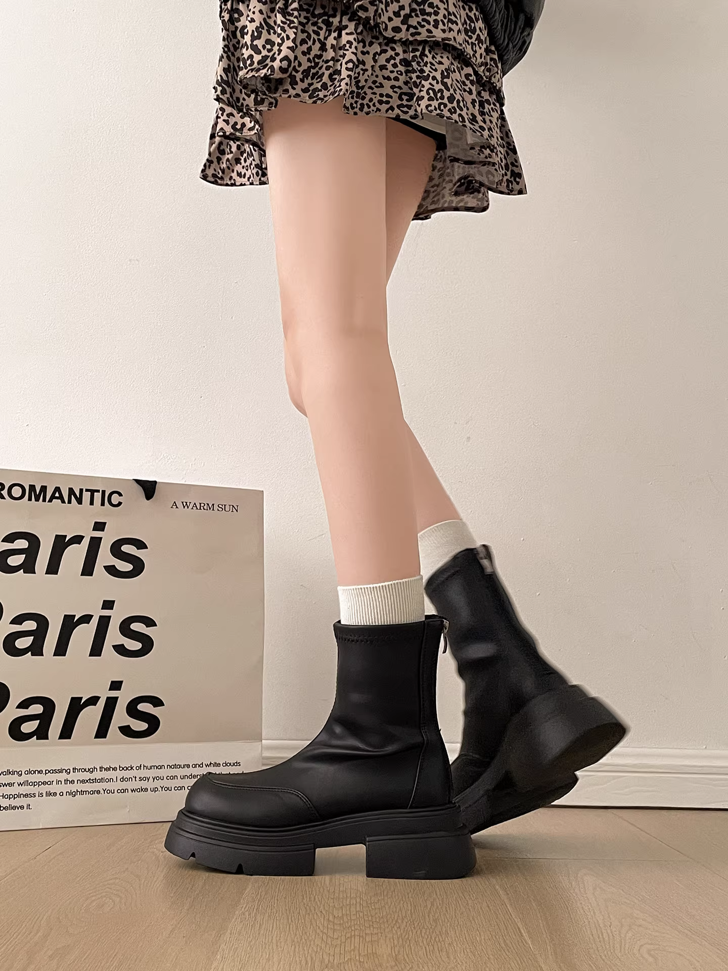 Giày bốt nữ cao cấp kiểu Anh cổ điển màu đen đế dày mùa thu đông 2025, tăng chiều cao và thon gọn dáng người