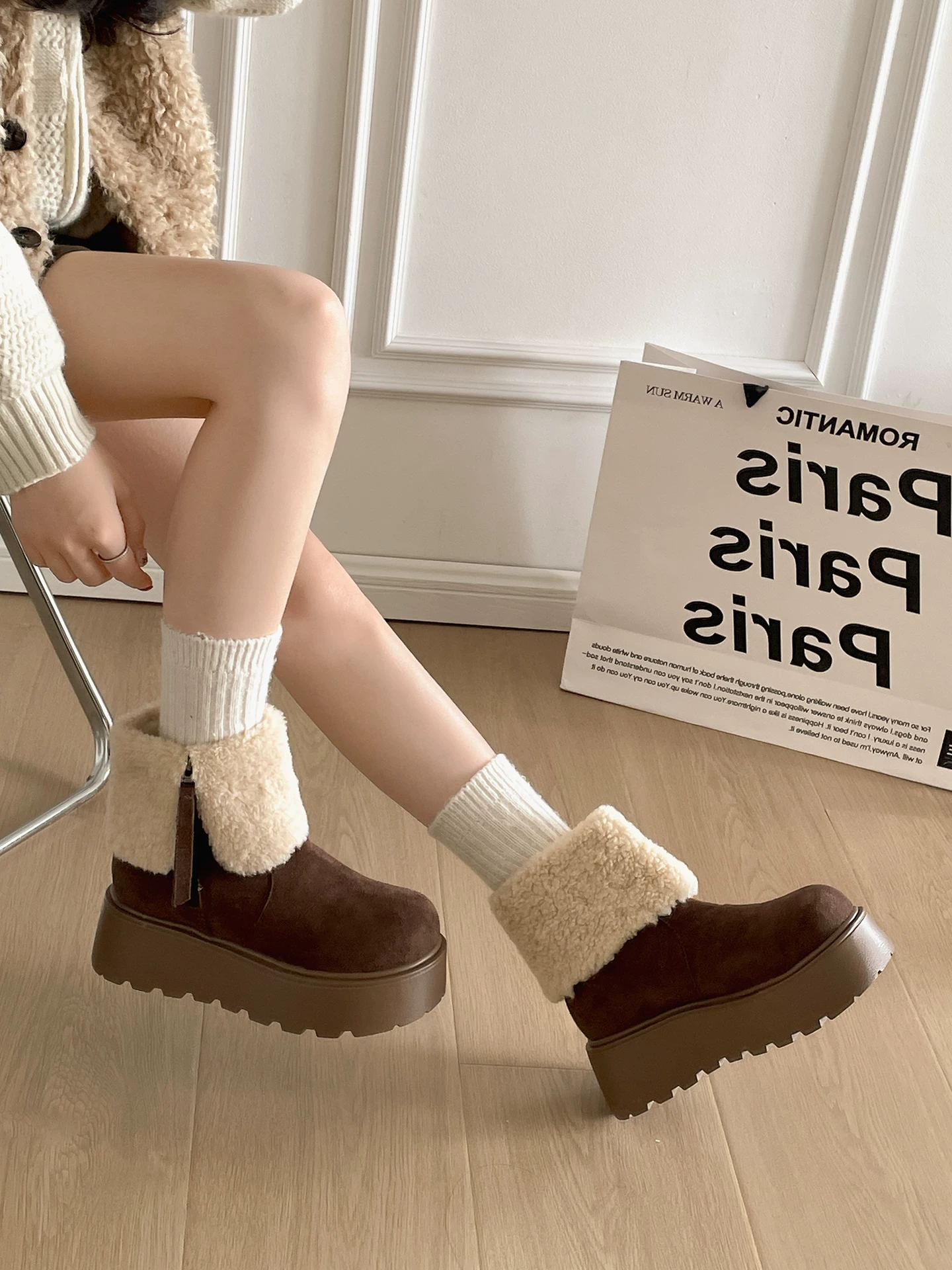 Giày bốt đi tuyết đế dày chống trượt lót lông cừu màu kaki dành cho nữ, giày cotton kiểu Birkenstock lông thú mùa đông mới năm 2025.