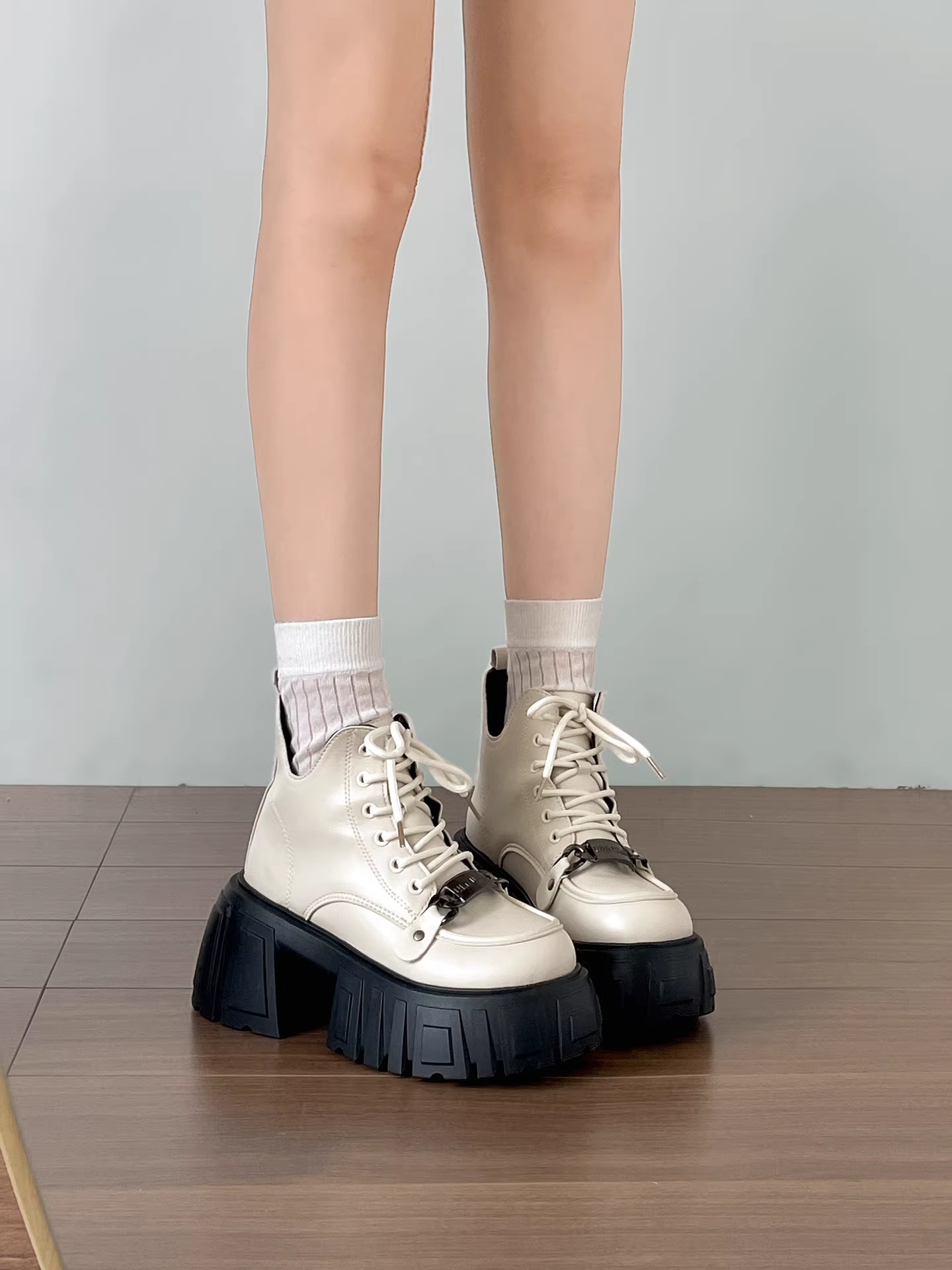 Giày bốt Martin đế xuồng cao gót kiểu Anh đen, dành cho nữ, mẫu mới thu đông 2025, đa năng, tăng chiều cao, kiểu cổ điển.