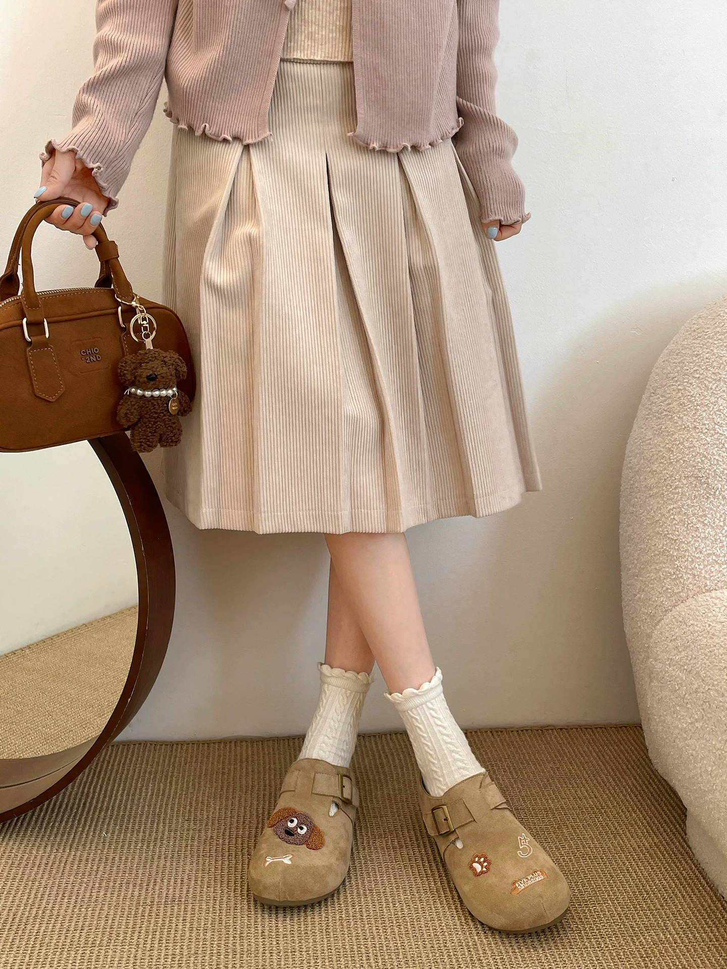 Dép lê nữ đế dày kiểu hoạt hình cổ điển Pháp, đi ngoài trời, kiểu thu đông 2025 mới, phối chân váy, chống trơn trượt, kiểu Birkenstock nửa dép