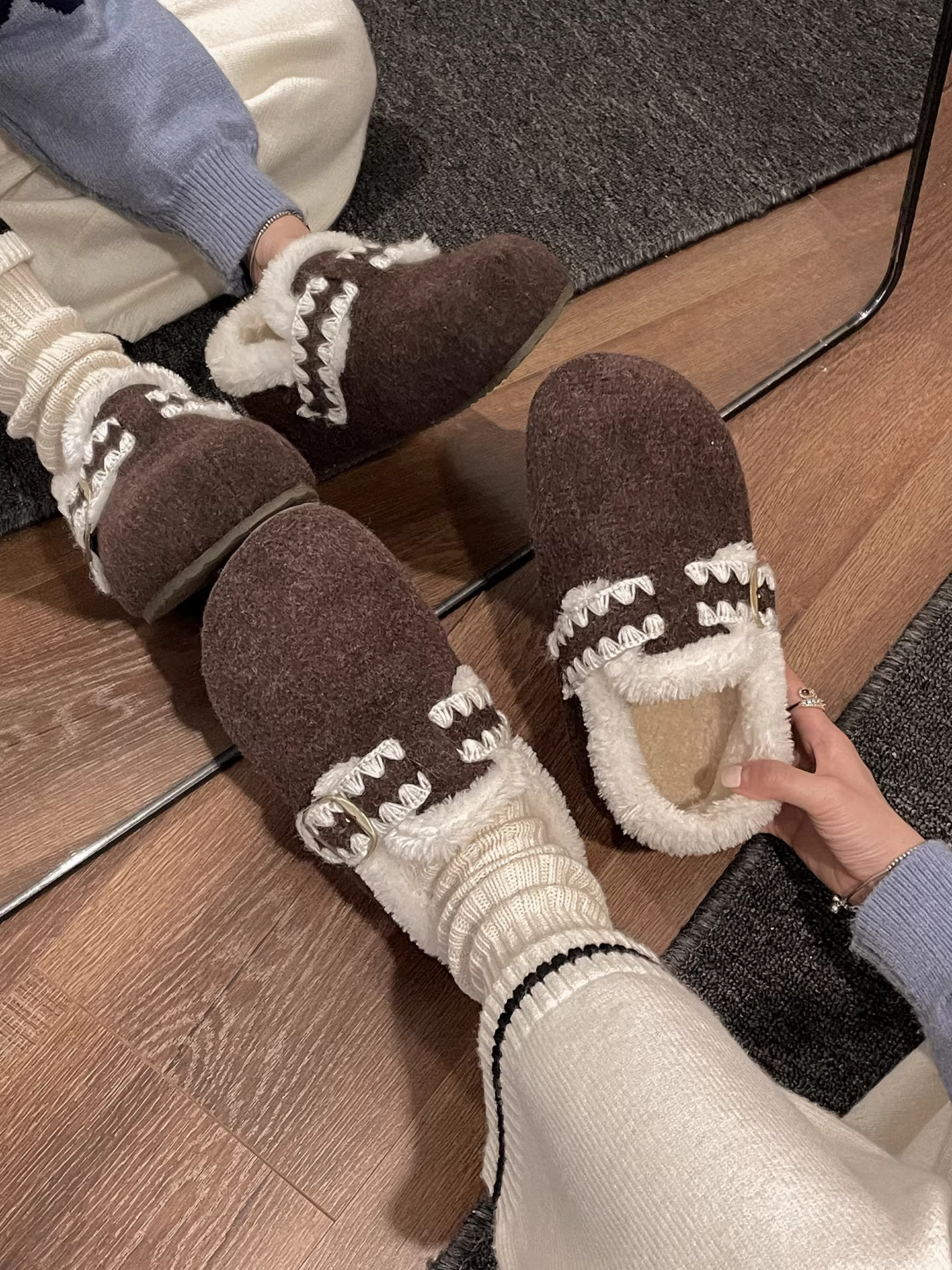 Giày bông giữ ấm đế dày phong cách retro màu xám dành cho nữ, mùa đông 2025, kiểu Birkenstock mới, lót lông dày dặn.