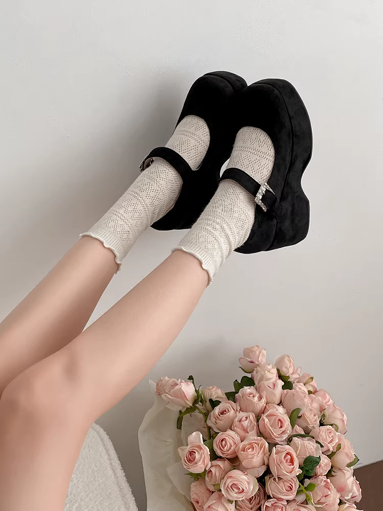 Giày Mary Jane màu đỏ, gót dày, phối chân váy dành cho nữ, kiểu dáng cổ điển Pháp mùa thu mới 2025.