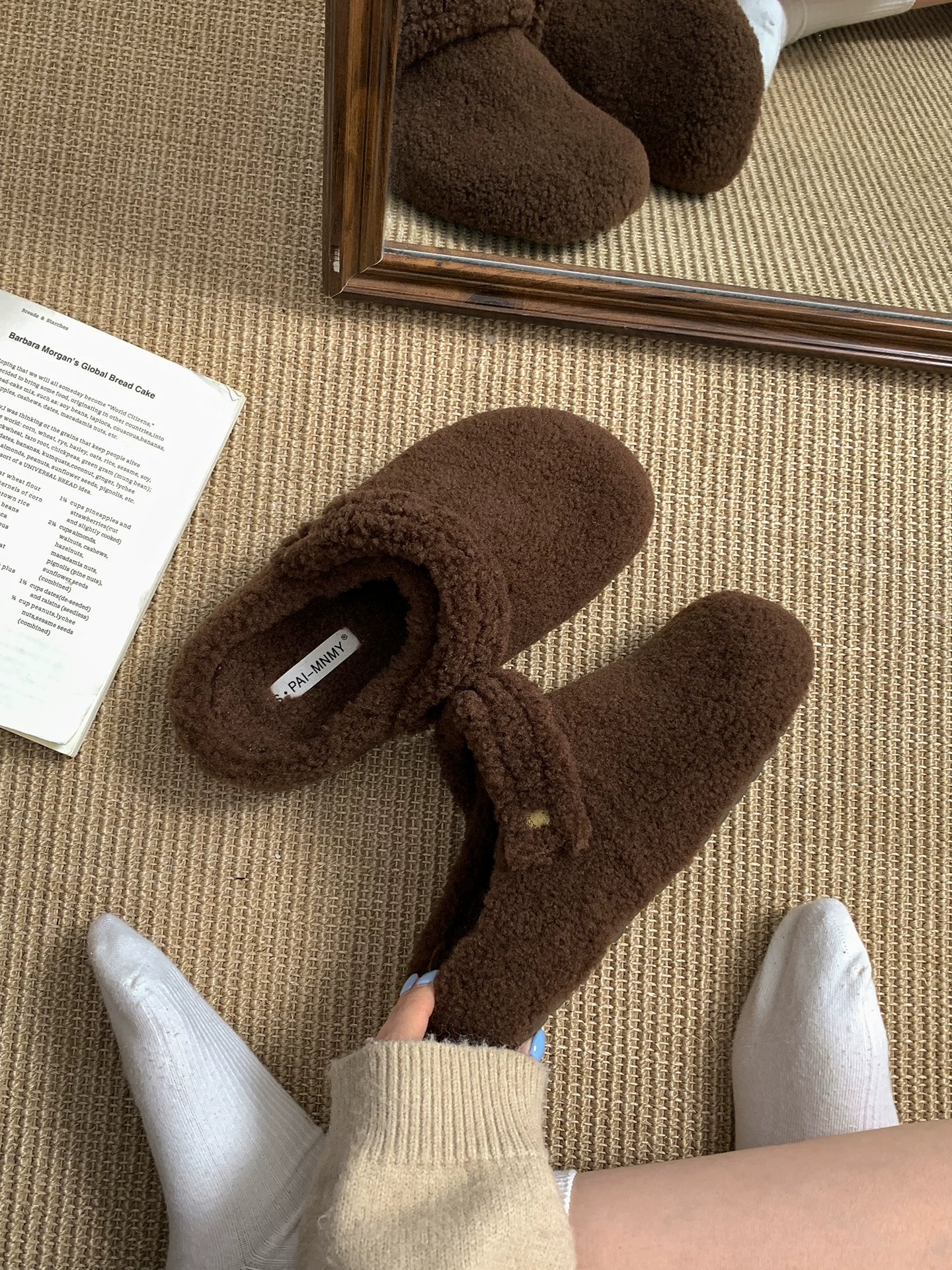 Dép lông dày đế dày Nan Zai Nanbian màu trắng dành cho nữ, thích hợp để mang ngoài trời, dép lông phong cách Birkenstock mới mùa thu năm 2025.