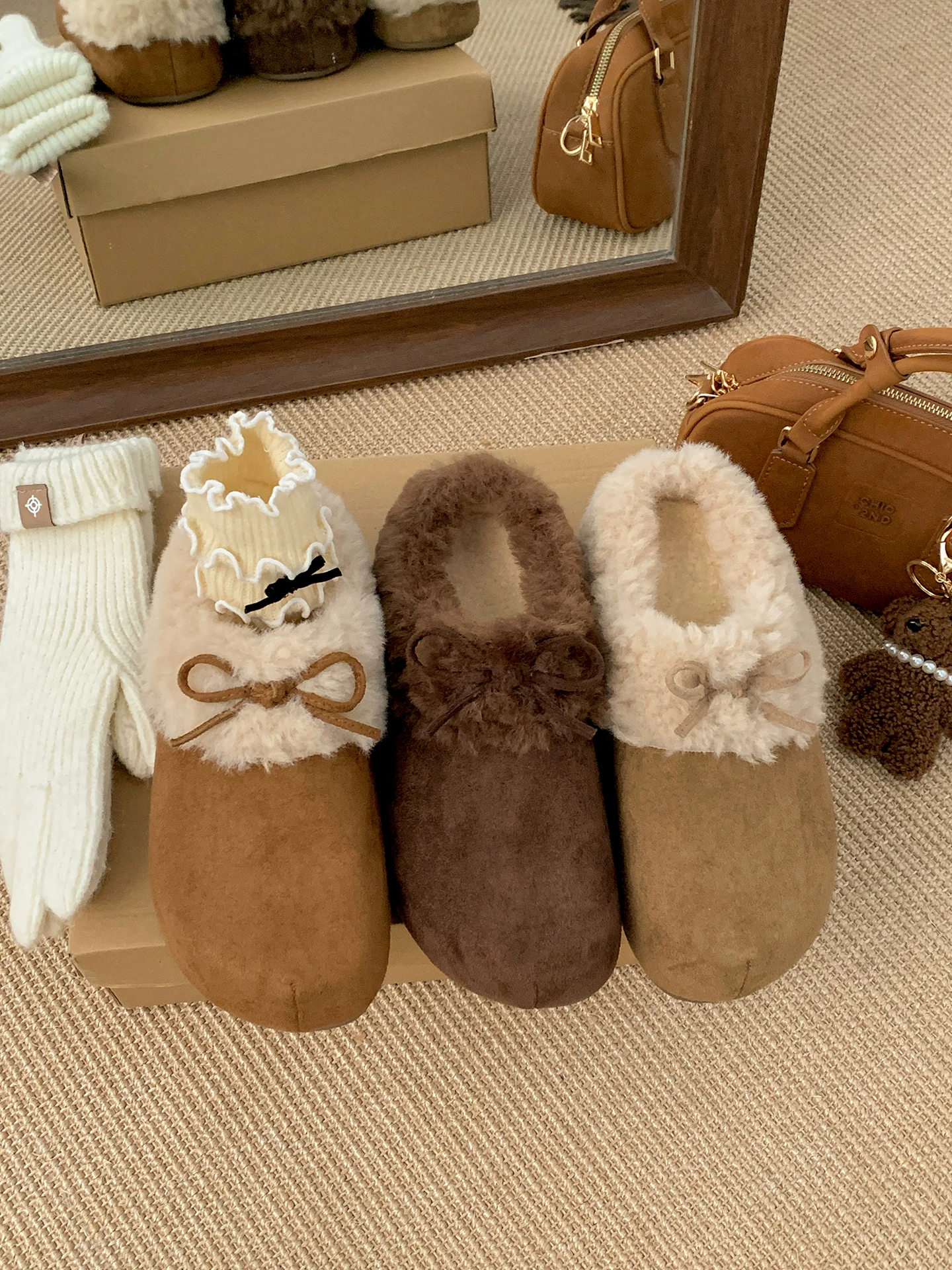 Giày nửa dép kiểu Birkenstock lót lông cừu, đế dày, chống trơn trượt dành cho nữ, thích hợp để đi ngoài trời, mẫu mới mùa đông 2025, tăng chiều cao, ấm áp, giày bông lông mềm mại.