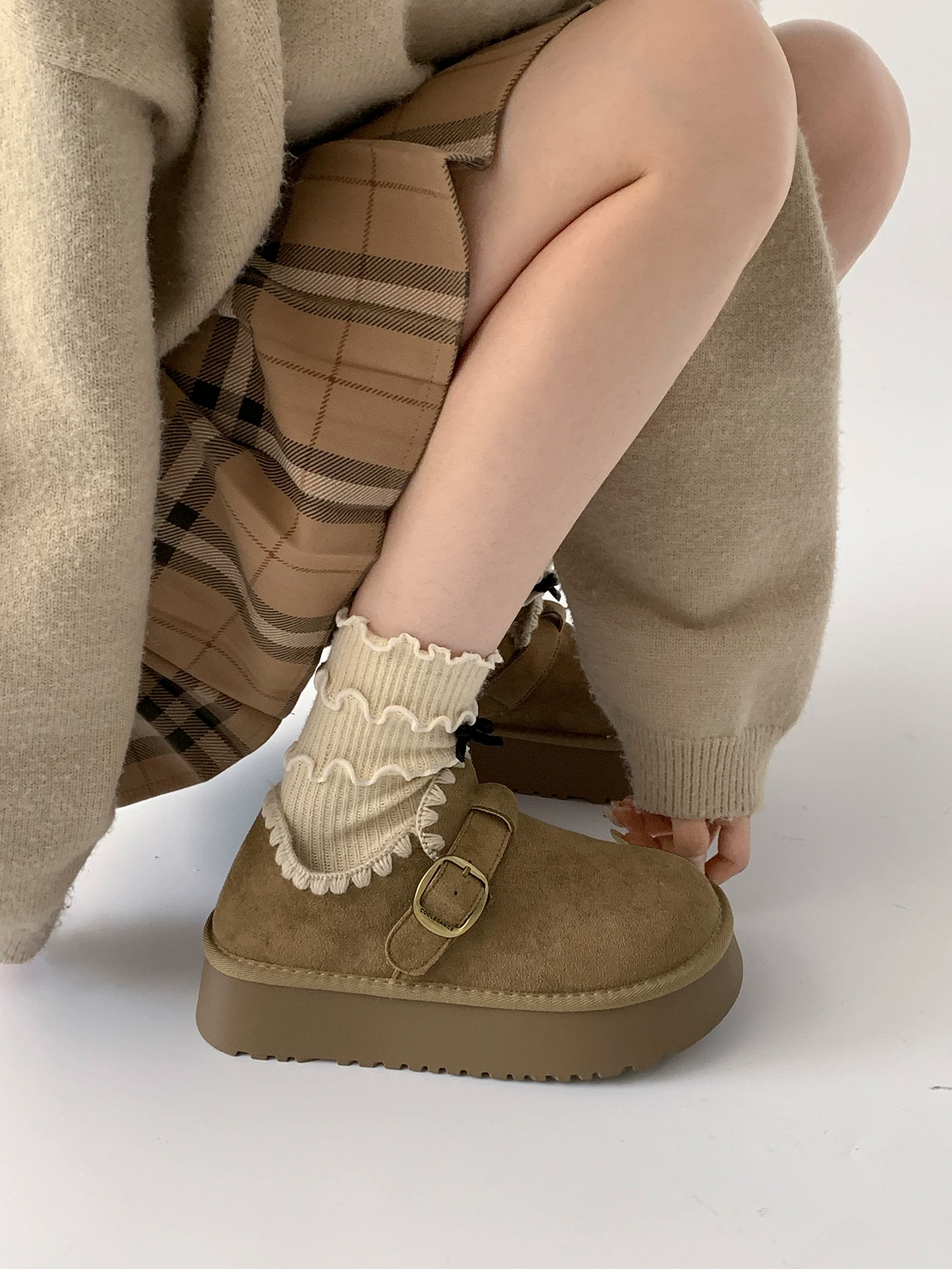 Giày kiểu Birkenstock đế dày phong cách retro lót lông cừu dành cho nữ, trang phục ngoài trời mùa thu đông mới năm 2025, tăng chiều cao, chống trơn trượt, giày bông giữ ấm đi tuyết.