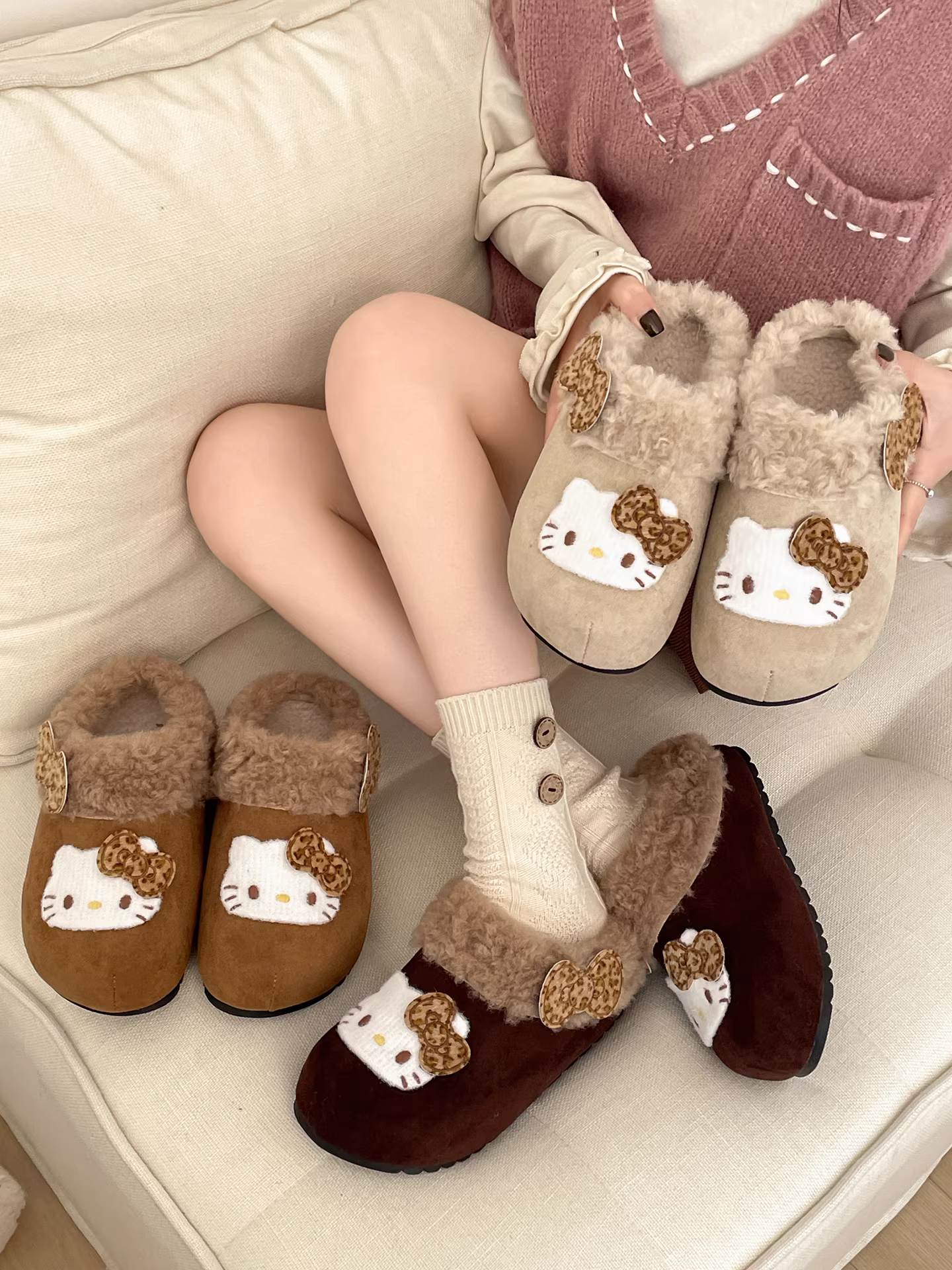 Giày nữ kiểu Birkenstock đế dày lót lông mềm mại, phong cách retro màu trắng, mùa đông 2025, kiểu dáng dễ thương, ấm áp, chất liệu bông lông.
