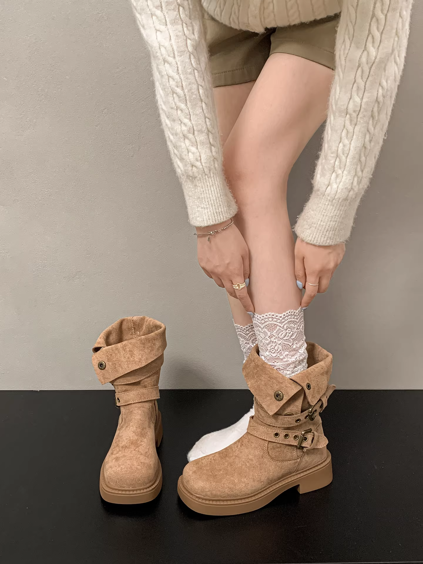 Giày bốt Martin đế xuồng chunky cổ thấp màu kaki retro dành cho nữ, mẫu mới thu đông 2025, đa năng, tăng chiều cao, thon gọn, kiểu Melard.