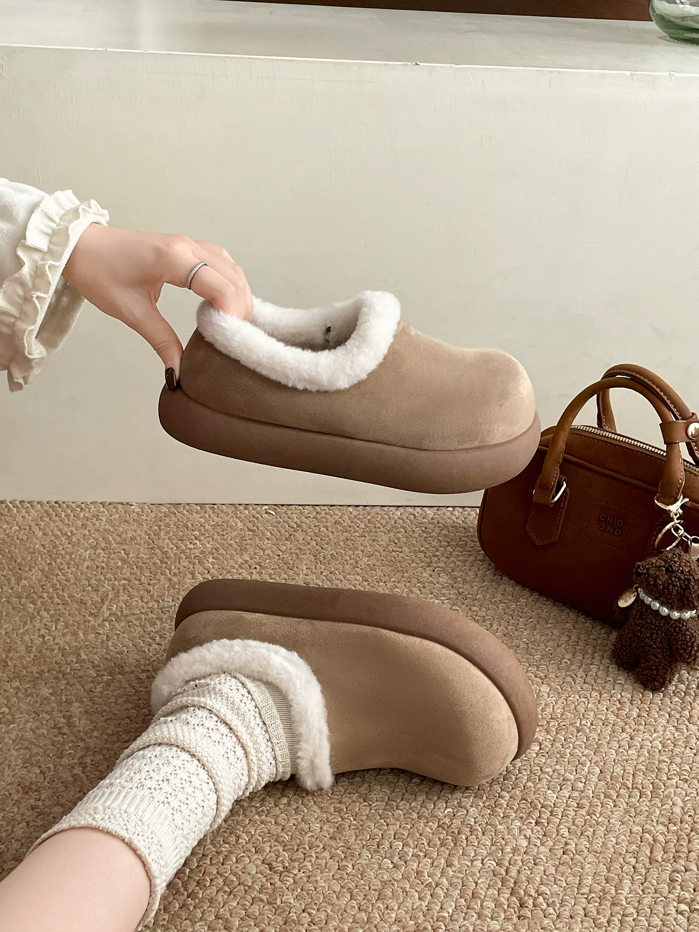 Giày Birkenstock cổ điển dày dặn, lót lông, ôm trọn chân dành cho nữ, mẫu mới mùa đông 2025, tăng chiều cao, giữ ấm, lót lông mềm mại.