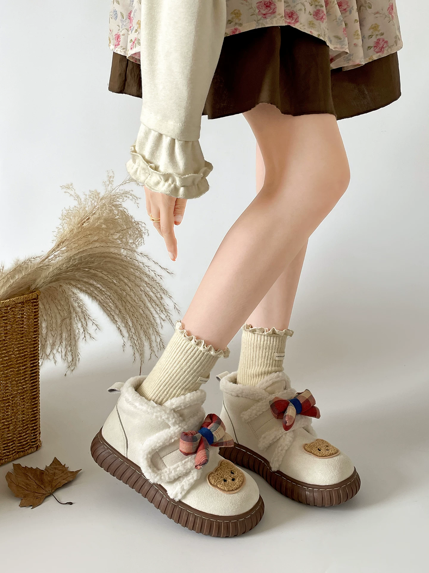 Giày bốt tuyết đế dày ấm áp hoạt hình màu trắng dành cho nữ, kiểu dáng mùa đông mới 2025, lót lông cừu và dày dặn, giày cotton kiểu Birkenstock lông xù.