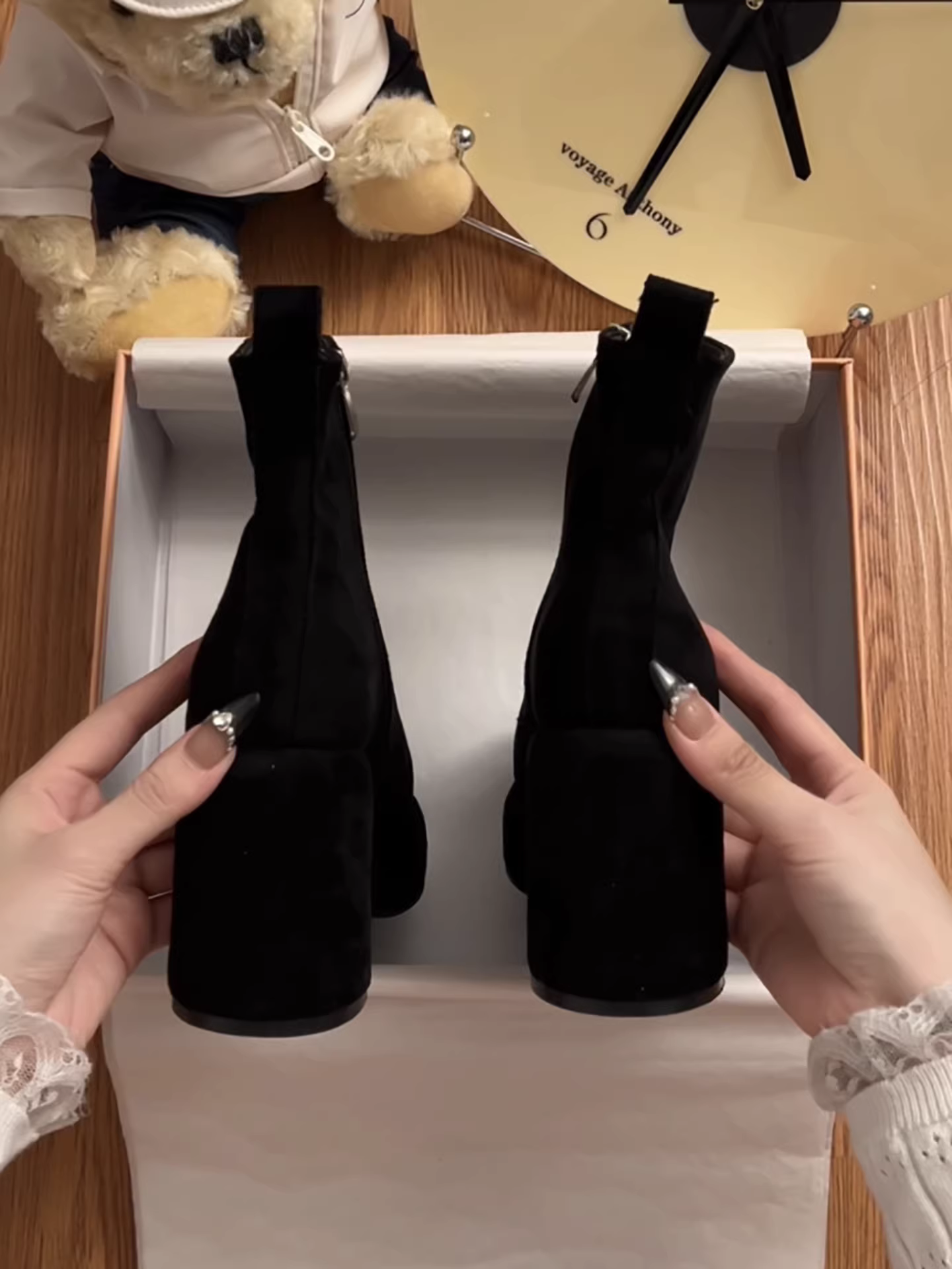 Giày bốt Martin cao gót dày kiểu Anh cổ điển, lót nhung, dành cho nữ, mẫu mới mùa đông 2025, giữ ấm và tôn dáng.