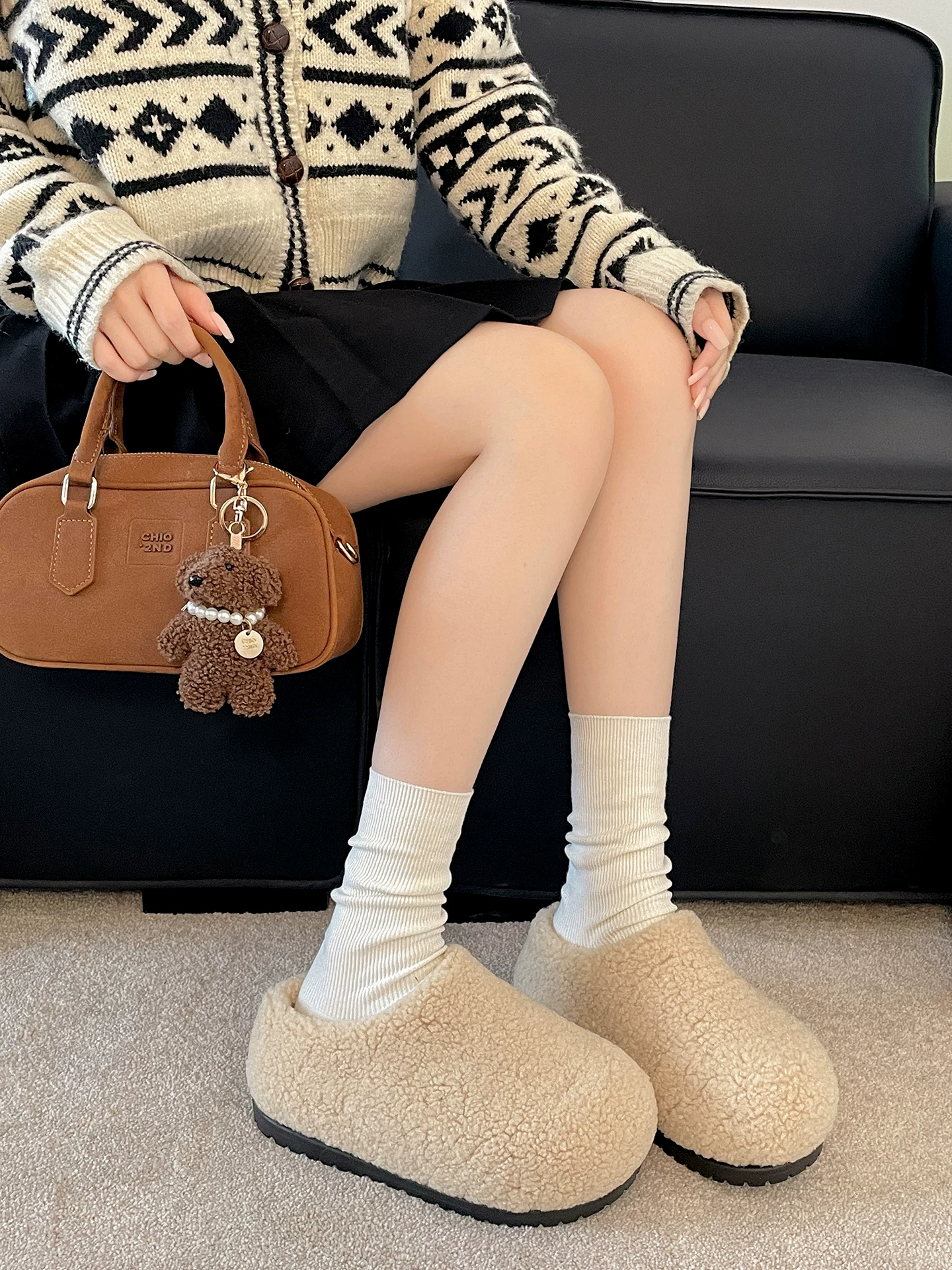 Giày Birkenstock đế dày chống trượt màu đen dành cho nữ, thích hợp để mang ngoài trời, dép bông lông tăng chiều cao đa năng mùa thu đông 2025.