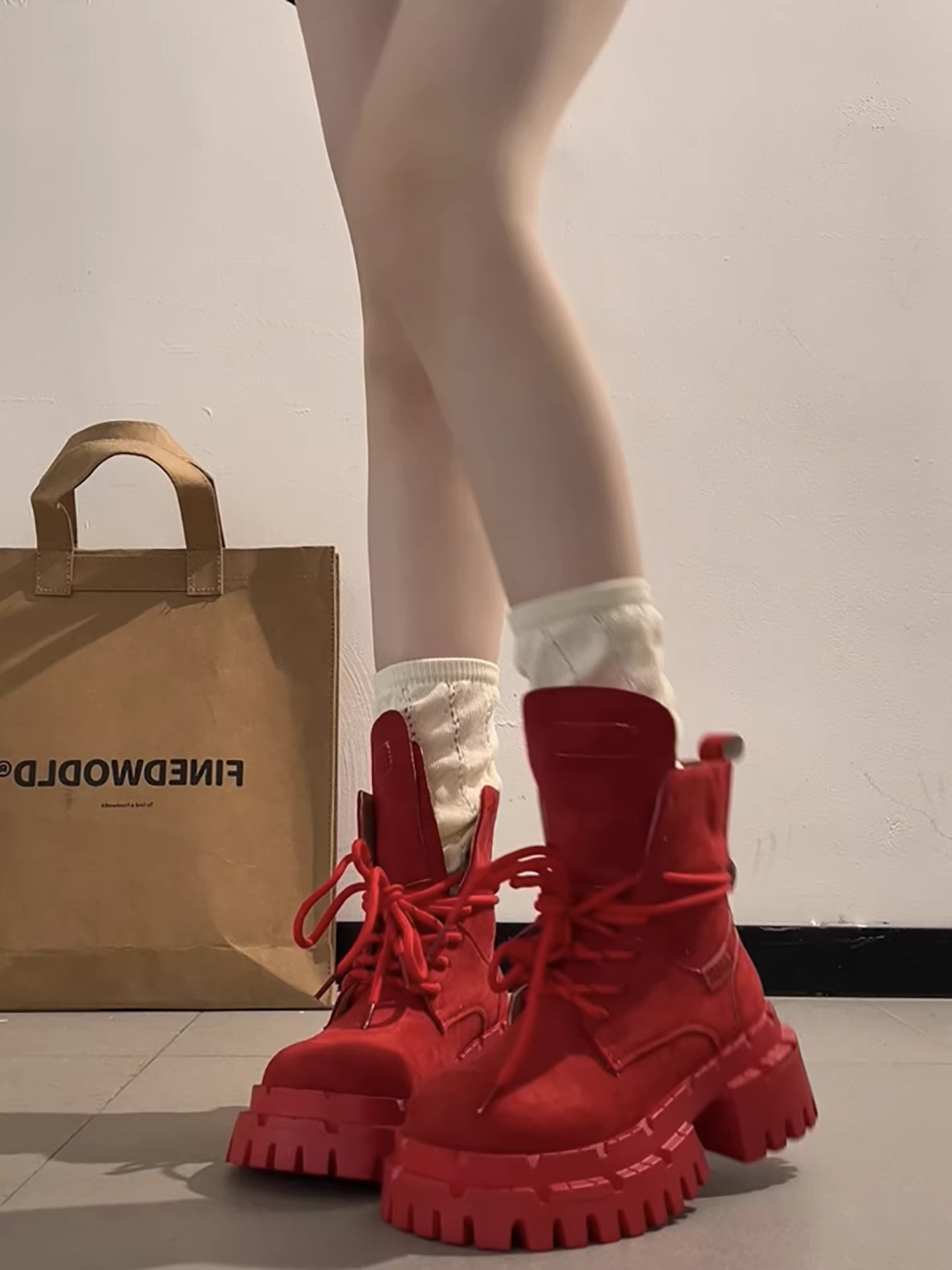 Giày bốt Martin đế dày phong cách Anh quốc cao cấp màu đỏ cổ điển dành cho nữ, kiểu dáng thu đông 2025 mới, phối cùng chân váy để trông thon gọn hơn, kiểu bốt ngắn.