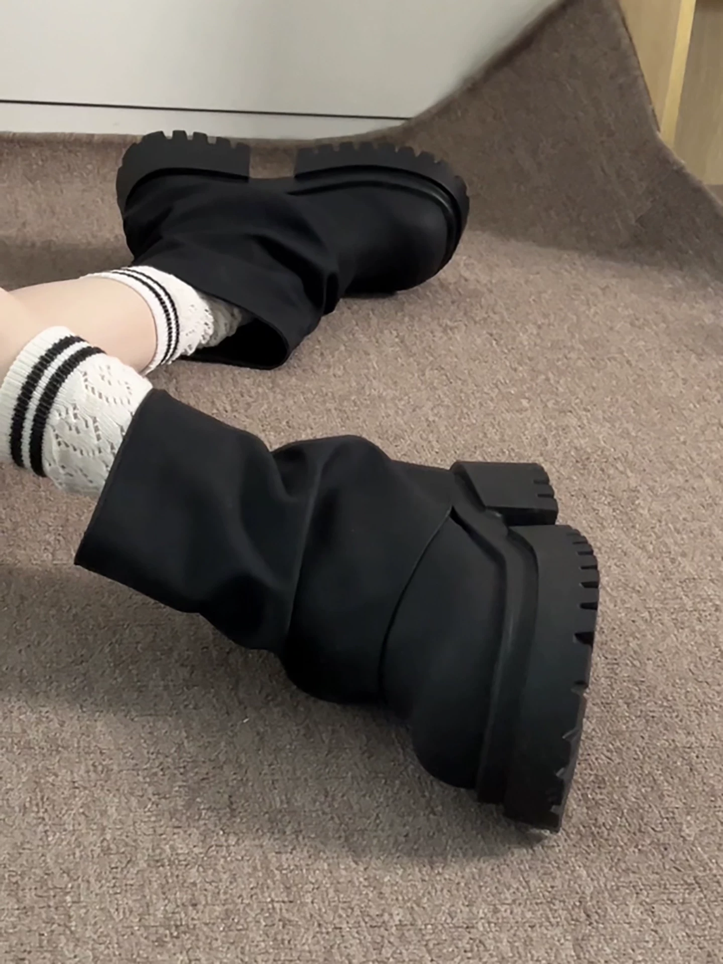 Giày bốt nữ đế dày cổ điển màu đen, kiểu dáng chunky heel, dài đến mắt cá chân, mẫu mới thu đông 2025, phối cùng chân váy, quần ôm dáng, giày cưỡi ngựa.