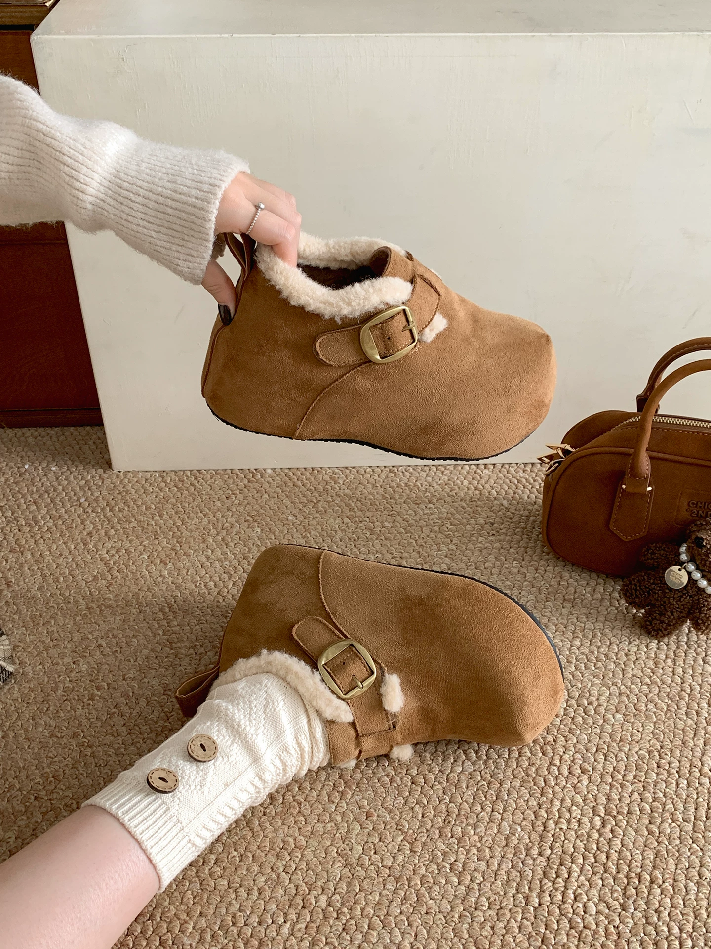 Giày bông mùa đông giữ ấm kiểu Birkenstock đế dày lót lông cừu phong cách retro Nam Trung Quốc dành cho nữ 2025.