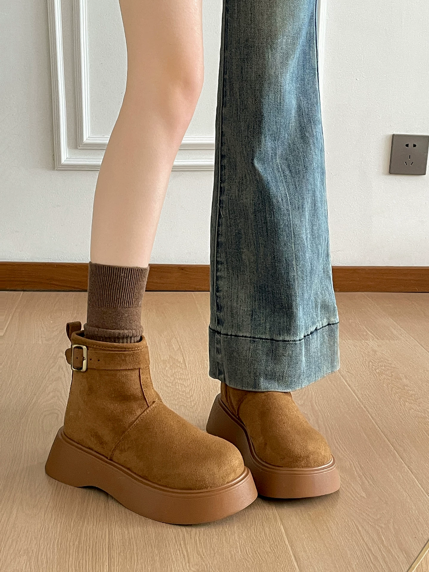 Giày bốt tuyết nữ đế dày lót lông cừu màu nâu cổ điển, dày dặn, giữ ấm mùa đông mới năm 2025, kiểu Birkenstock, chất liệu cotton