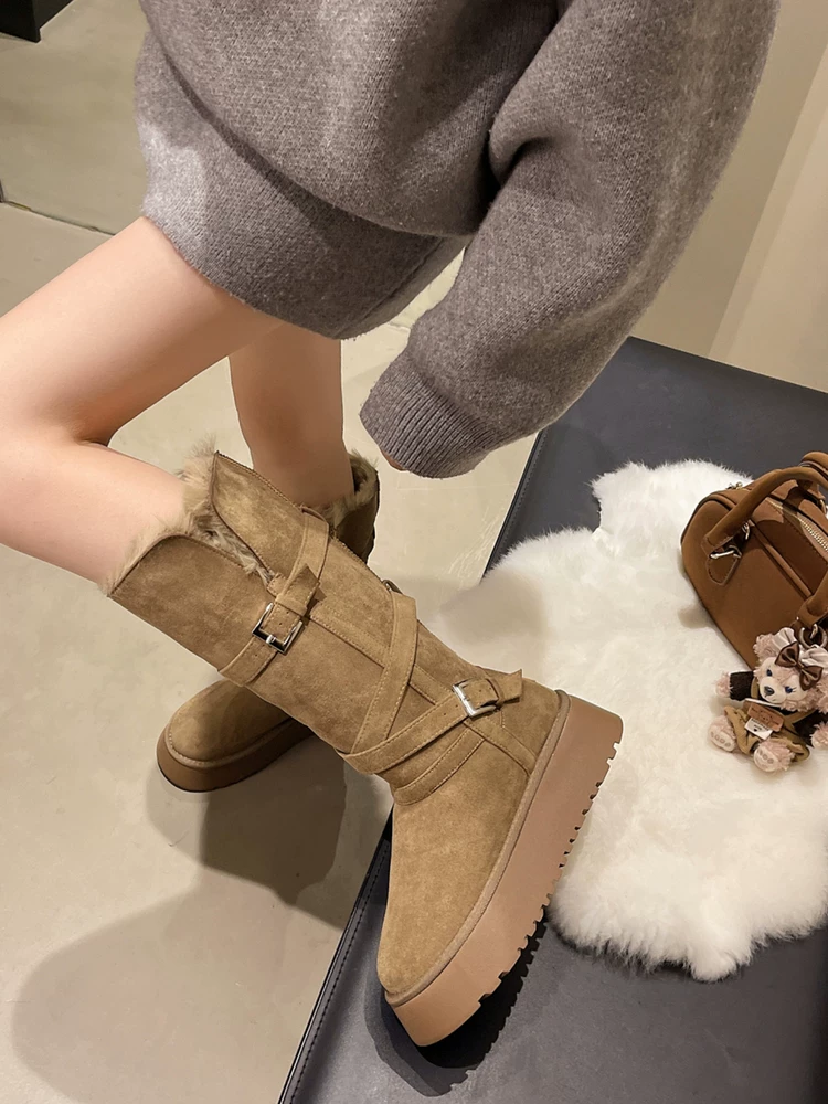 Giày bốt dài đế dày giữ ấm lót lông cừu phong cách Đông Bắc dành cho nữ, giày cotton giữ ấm mùa đông ngoài trời mới năm 2025.