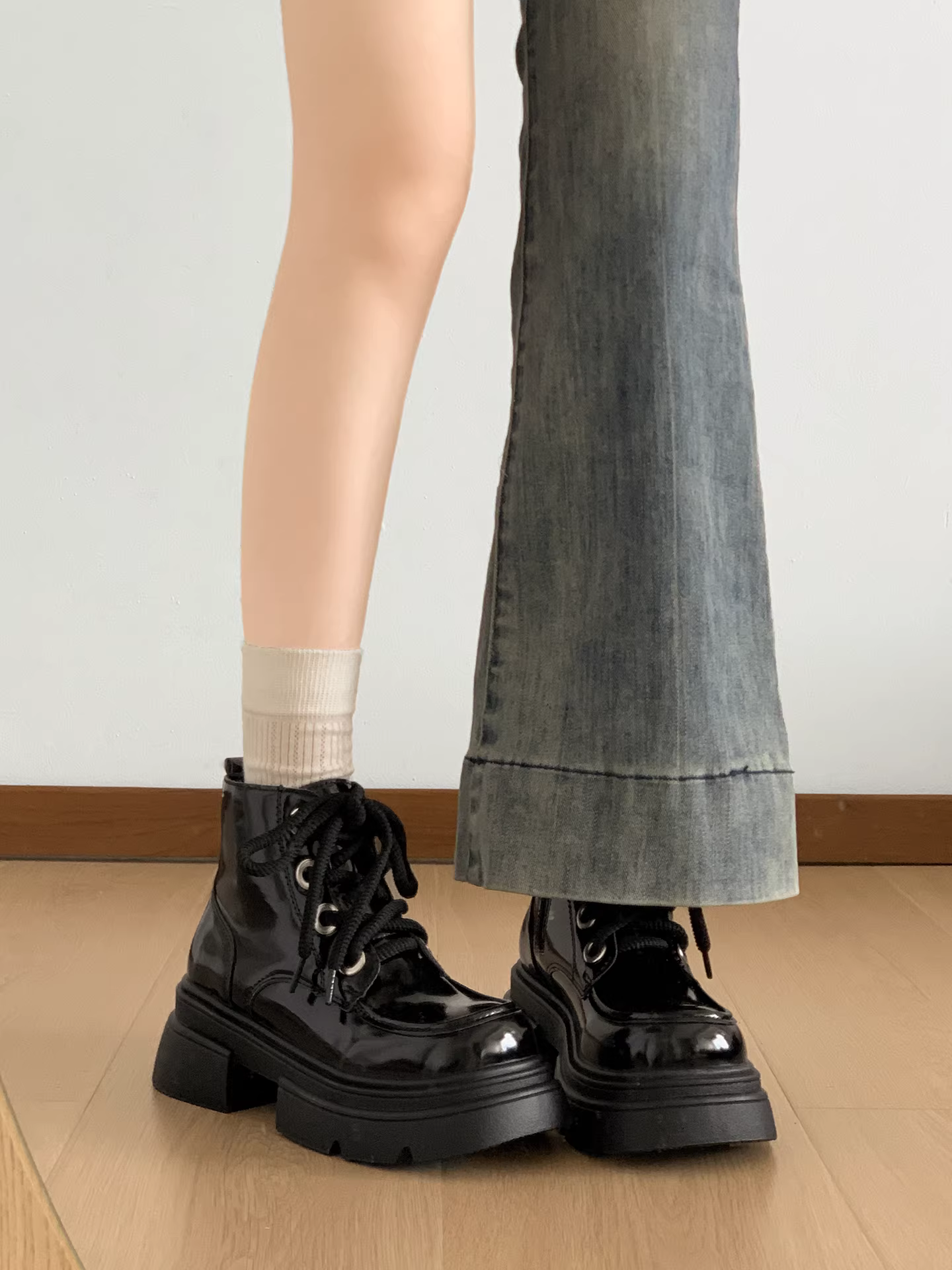 Giày bốt Martin đế dày kiểu Anh cổ điển màu đen dành cho nữ, mẫu mới thu đông 2025 bán chạy, giúp thon gọn và tăng chiều cao.