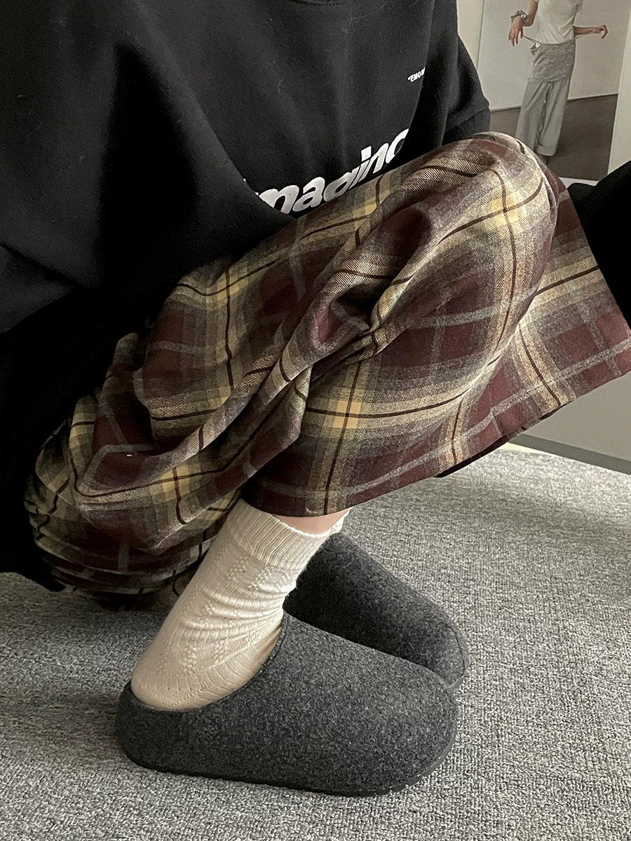 Dép lông dày đế xuồng kiểu retro dành cho nữ, phong cách Xuân Thu 2025 mới, lót lông cừu giữ ấm, kiểu Birkenstock, mũi kín.