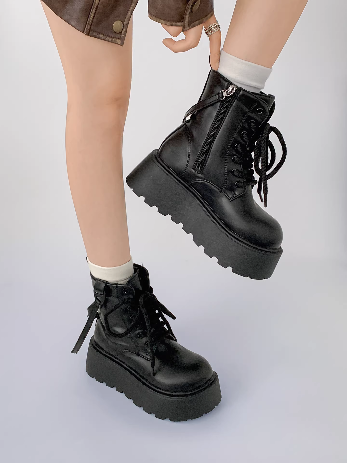 Giày bốt nữ đế dày phong cách Anh cổ điển màu đen, kiểu cao cấp mùa thu đông 2025, phối chân váy và bốt nhung ngắn