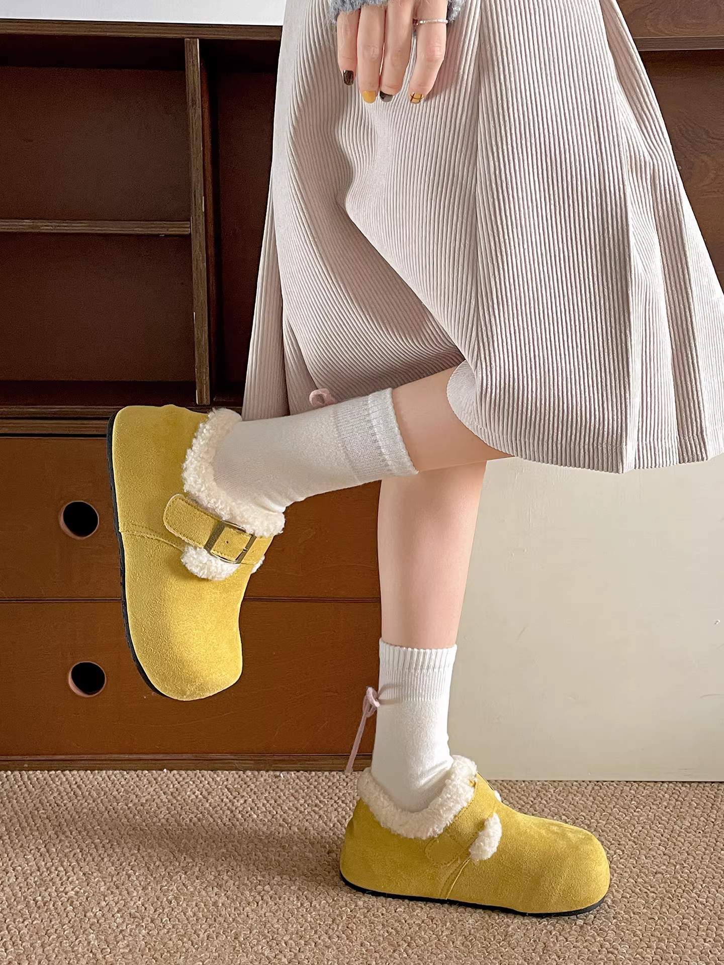 Giày bông đế dày đa năng lót lông cừu dành cho nữ, giày lông kiểu Birkenstock giữ ấm mùa đông mới năm 2025.