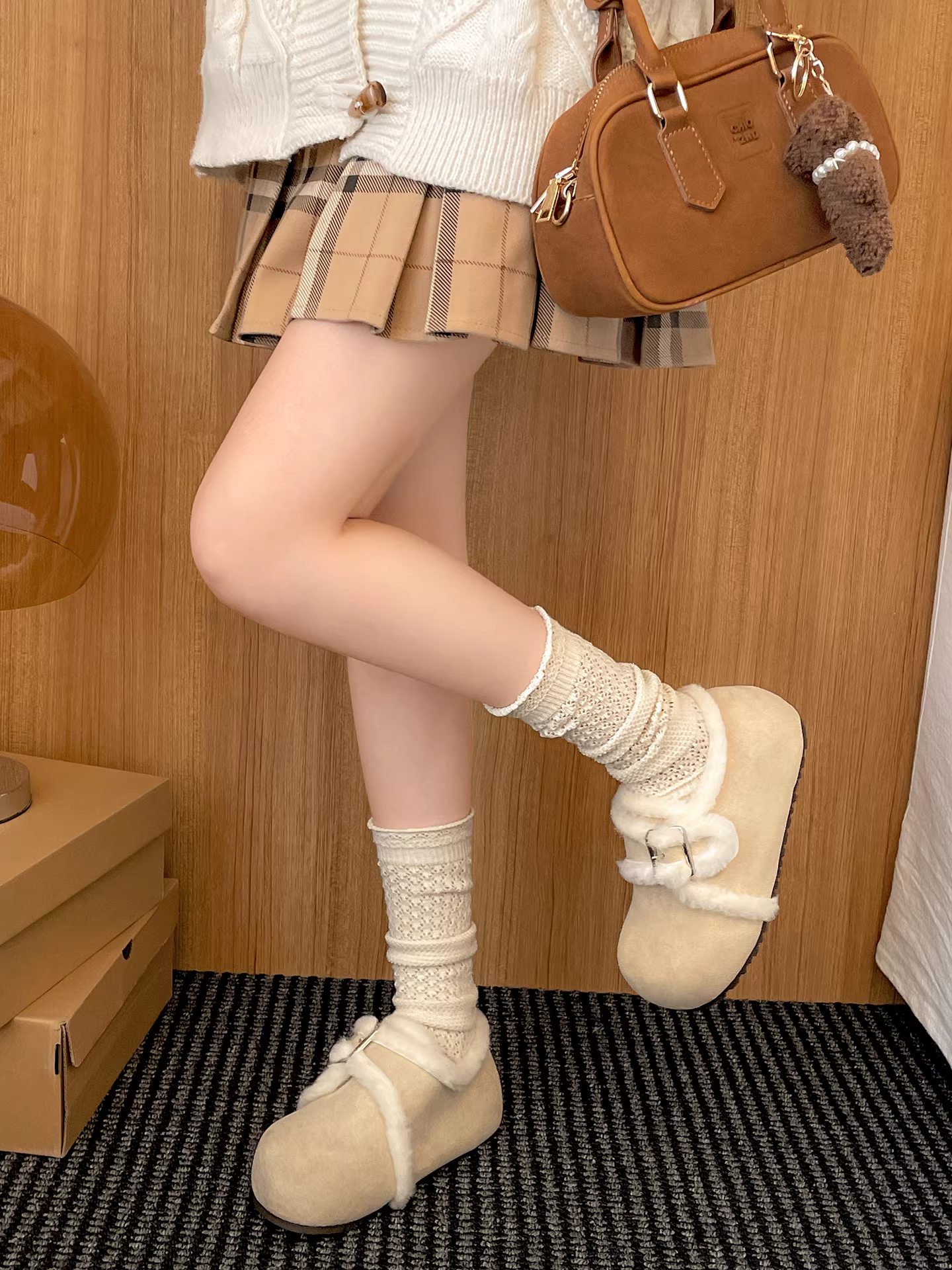 Giày bông tuyết dày dặn, lót lông mềm mại, kiểu cổ điển màu trắng dành cho nữ, mặc ngoài trời mùa đông, kiểu dáng mới năm 2025, giày Birkenstock đế mềm tăng chiều cao.