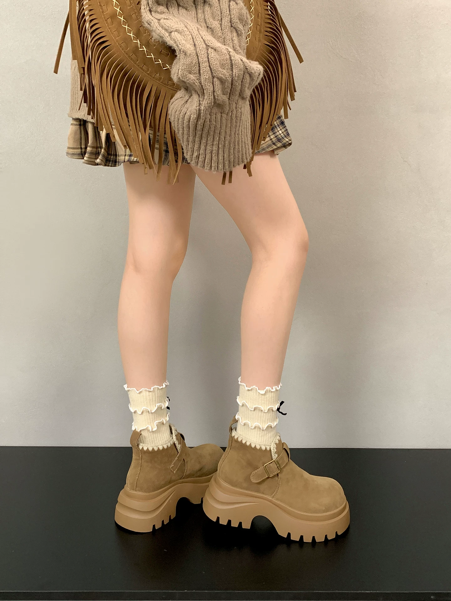 Giày bốt nhung lót dày đế cao kiểu retro Maillard dành cho nữ, mẫu mới thu đông 2025, tăng chiều cao, kiểu Birkenstock, dành cho người nhỏ nhắn