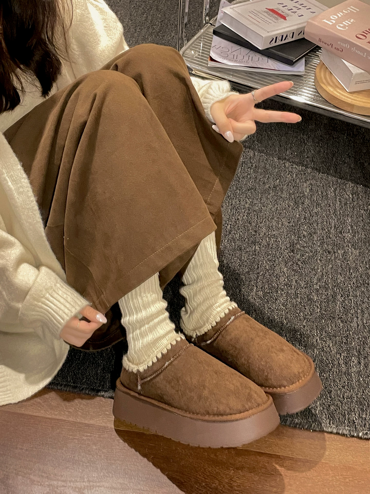 Giày dép bông đi tuyết lót lông cừu, đế dày, chống trơn trượt dành cho nữ, mặc ngoài trời mùa đông, kiểu mới 2025, tăng chiều cao, kiểu retro nửa dép Birkenstock.