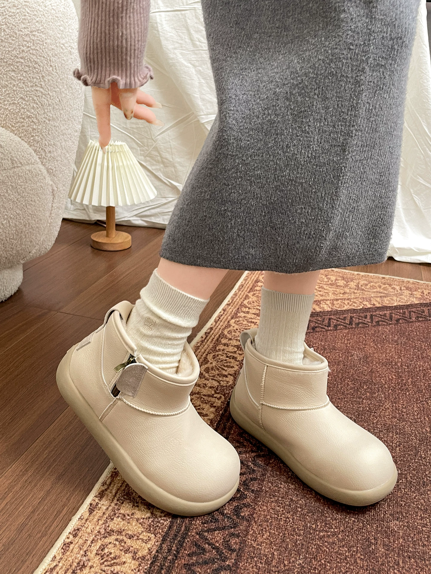 Giày bốt đi tuyết đế dày lót lông cừu màu trắng chống trượt kiểu cổ điển dành cho nữ, giày cotton kiểu Birkenstock ấm áp mùa đông mới năm 2025.