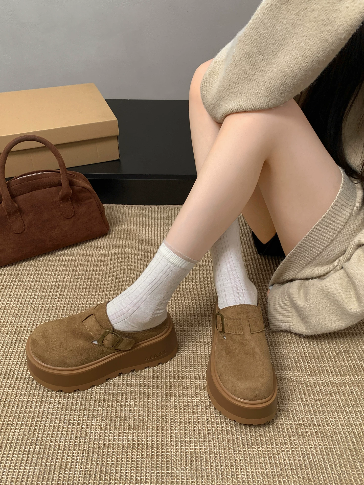 Dép nữ đế dày màu nâu phổ biến, thích hợp đi ngoài trời, kiểu dáng thu đông 2025 mới, phối cùng váy, tăng chiều cao, chống trơn trượt, kiểu Birkenstock.