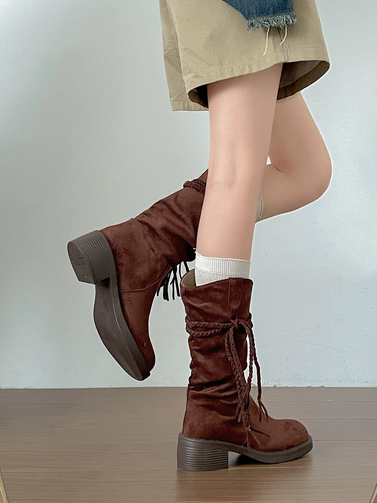 Giày cao gót kiểu cao bồi miền Tây cổ điển, giày bốt ngắn nữ, giày bốt cưỡi ngựa tăng chiều cao mùa thu/đông 2025.