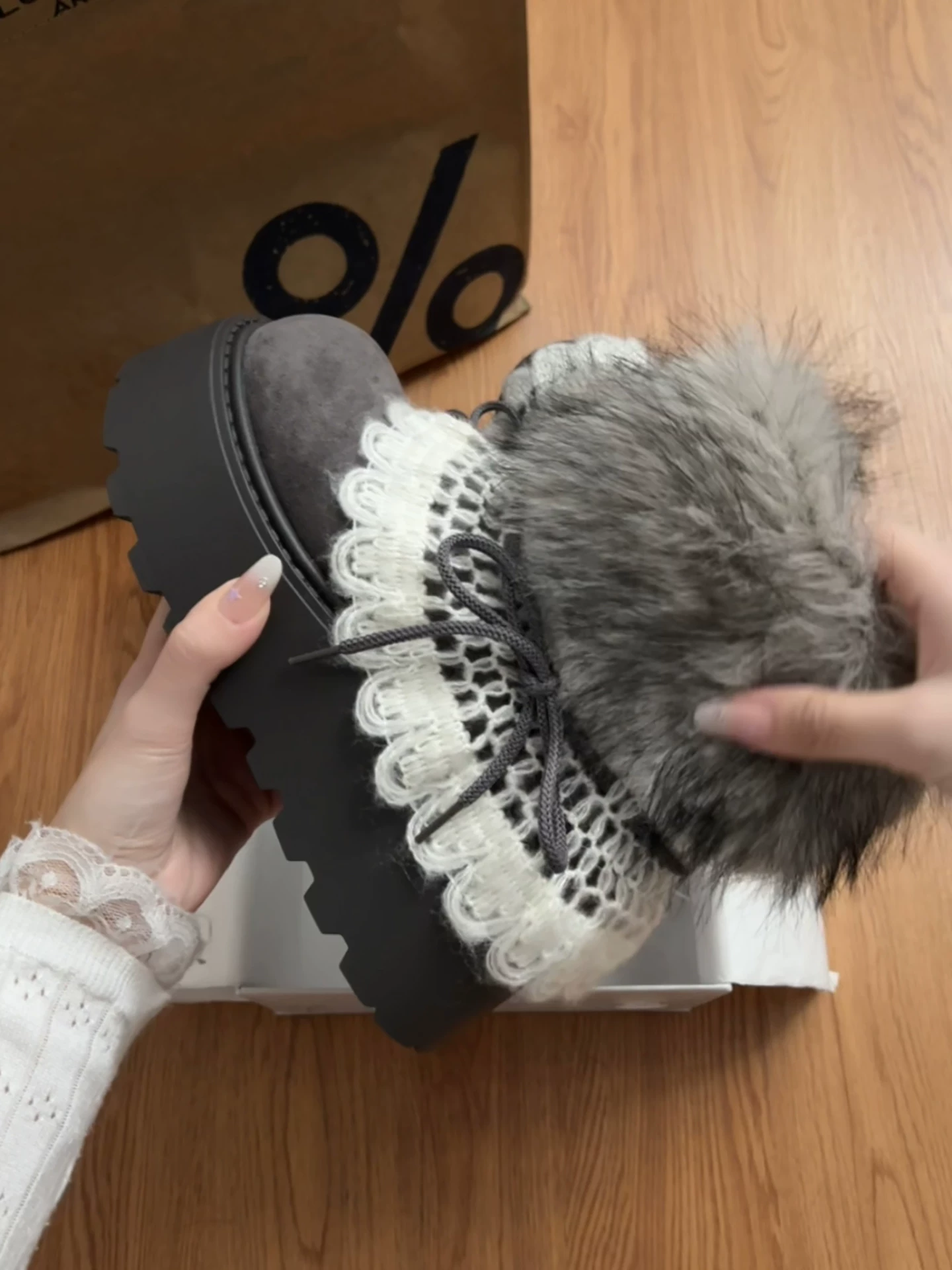 Giày bốt tuyết đế dày phong cách retro màu xám dành cho nữ, giày bông kiểu Birkenstock lông xù giữ ấm mùa đông mới năm 2025, tăng chiều cao.