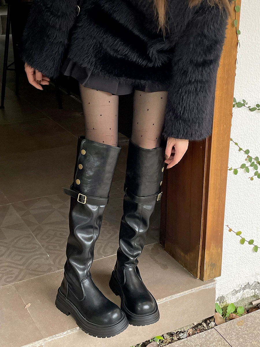 Giày bốt cao quá gối đế dày phổ biến dành cho phụ nữ nhỏ nhắn ở miền Nam, mẫu giày bốt cưỡi ngựa dáng thon gọn mới mùa xuân thu 2025.